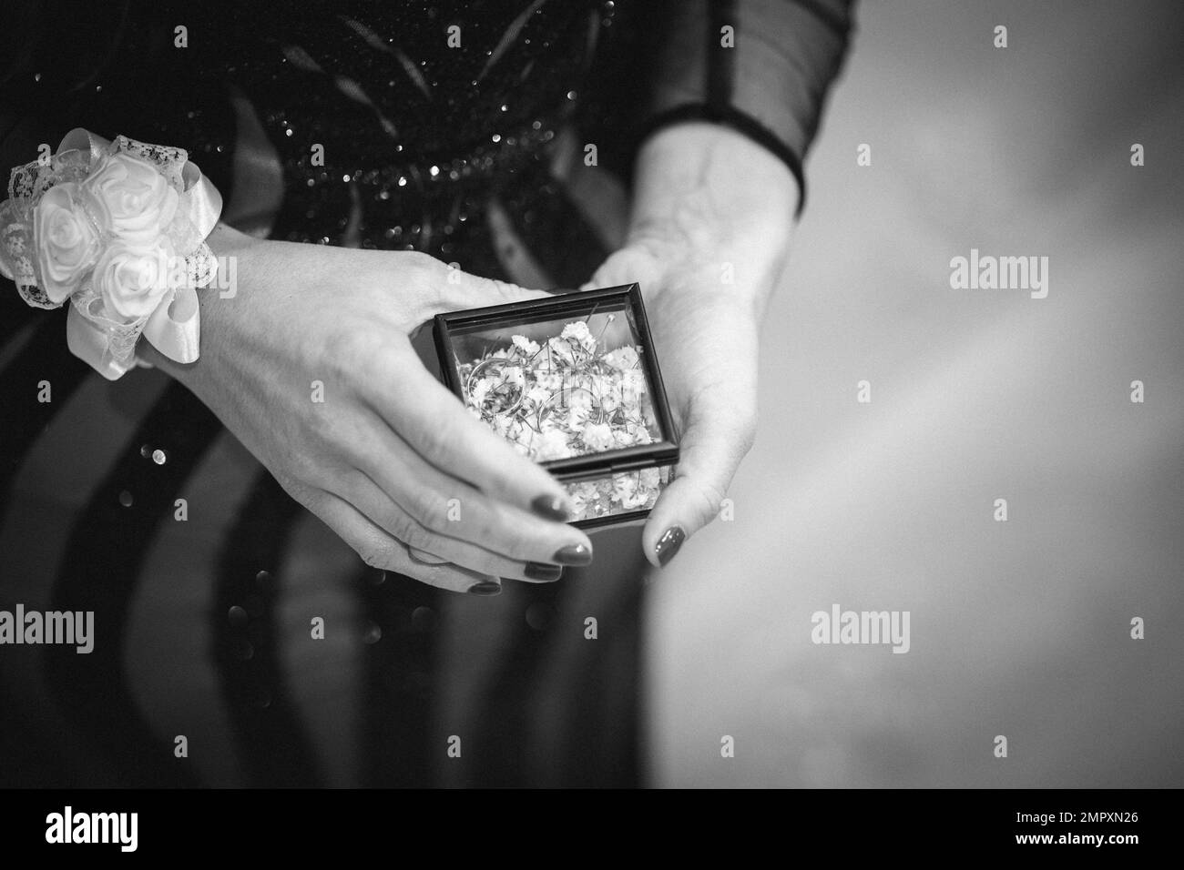 Un colpo di primo piano della donna che tiene la scatola con gli anelli di nozze Foto Stock