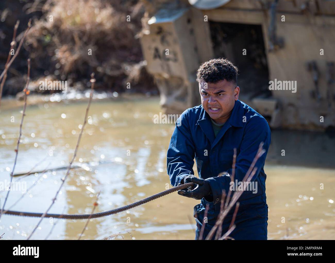 I Marines assegnati al distaccamento del corpo Marino Fort Leonard Wood, Motor Transport Instruction Company, eseguono le operazioni di recupero del veicolo in acqua dal 22 novembre come parte del corso di recupero del veicolo di 33 giorni presso l'area di formazione 61. In questa parte del VRC, gli studenti imparano a trovare punti di collegamento sui veicoli tattici a ruote disabili, a collegare vari attrezzi da traino e a rimuovere i veicoli in modo sicuro ed efficace con pesanti relitti tattici. Foto Stock
