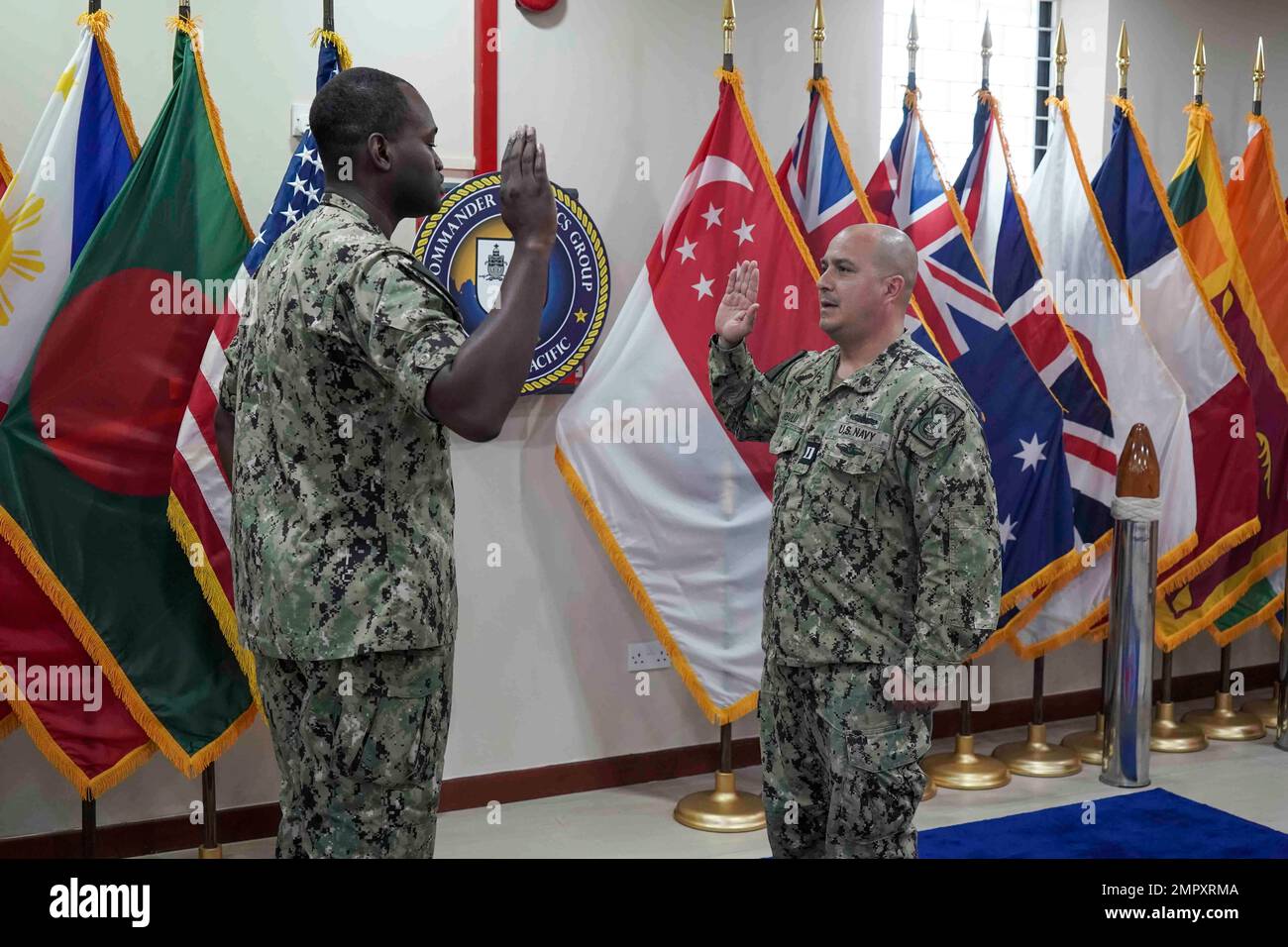 221124-N-JC800-0009 SINGAPORE (24 novembre 2022) - (da sinistra) Yeoman 1st Class è riarruolato dal Lt. Gerardo Arbulbararandiaran, Administration Officer for Commander, Logistics Group Western Pacific/Task Force 73, durante una cerimonia di riarruolamento, il 24 novembre. Foto Stock