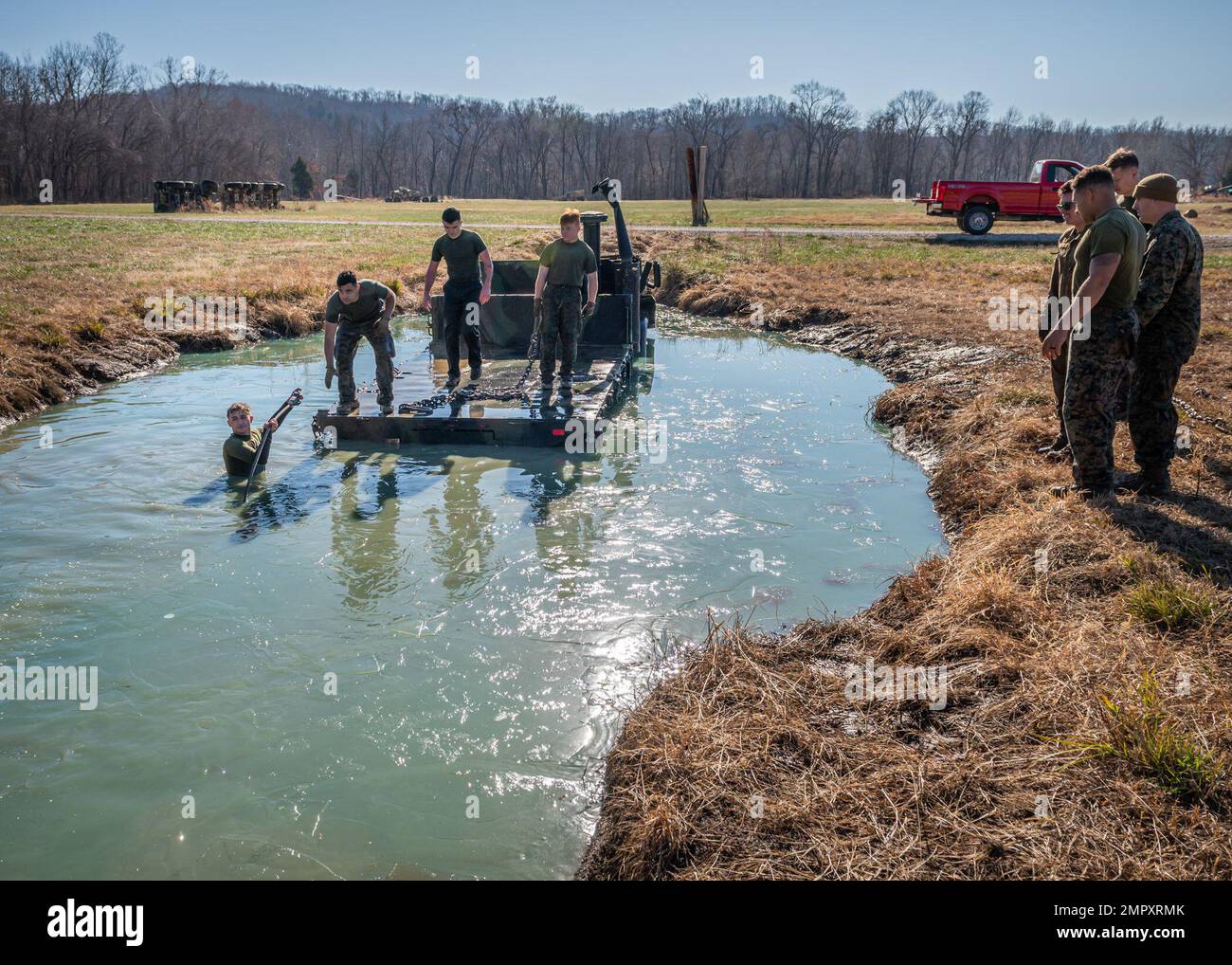 I Marines assegnati al distaccamento del corpo Marino Fort Leonard Wood, Motor Transport Instruction Company, eseguono le operazioni di recupero del veicolo in acqua dal 22 novembre come parte del corso di recupero del veicolo di 33 giorni presso l'area di formazione 61. In questa parte del VRC, gli studenti imparano a trovare punti di collegamento sui veicoli tattici a ruote disabili, a collegare vari attrezzi da traino e a rimuovere i veicoli in modo sicuro ed efficace con pesanti relitti tattici. Foto Stock