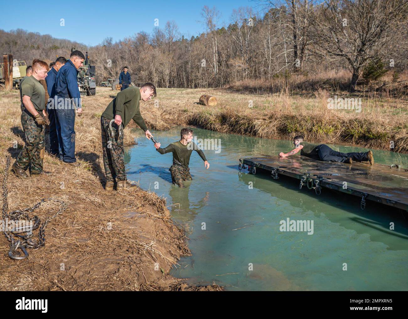 I Marines assegnati al distaccamento del corpo Marino Fort Leonard Wood, Motor Transport Instruction Company, eseguono le operazioni di recupero del veicolo in acqua dal 22 novembre come parte del corso di recupero del veicolo di 33 giorni presso l'area di formazione 61. In questa parte del VRC, gli studenti imparano a trovare punti di collegamento sui veicoli tattici a ruote disabili, a collegare vari attrezzi da traino e a rimuovere i veicoli in modo sicuro ed efficace con pesanti relitti tattici. Foto Stock