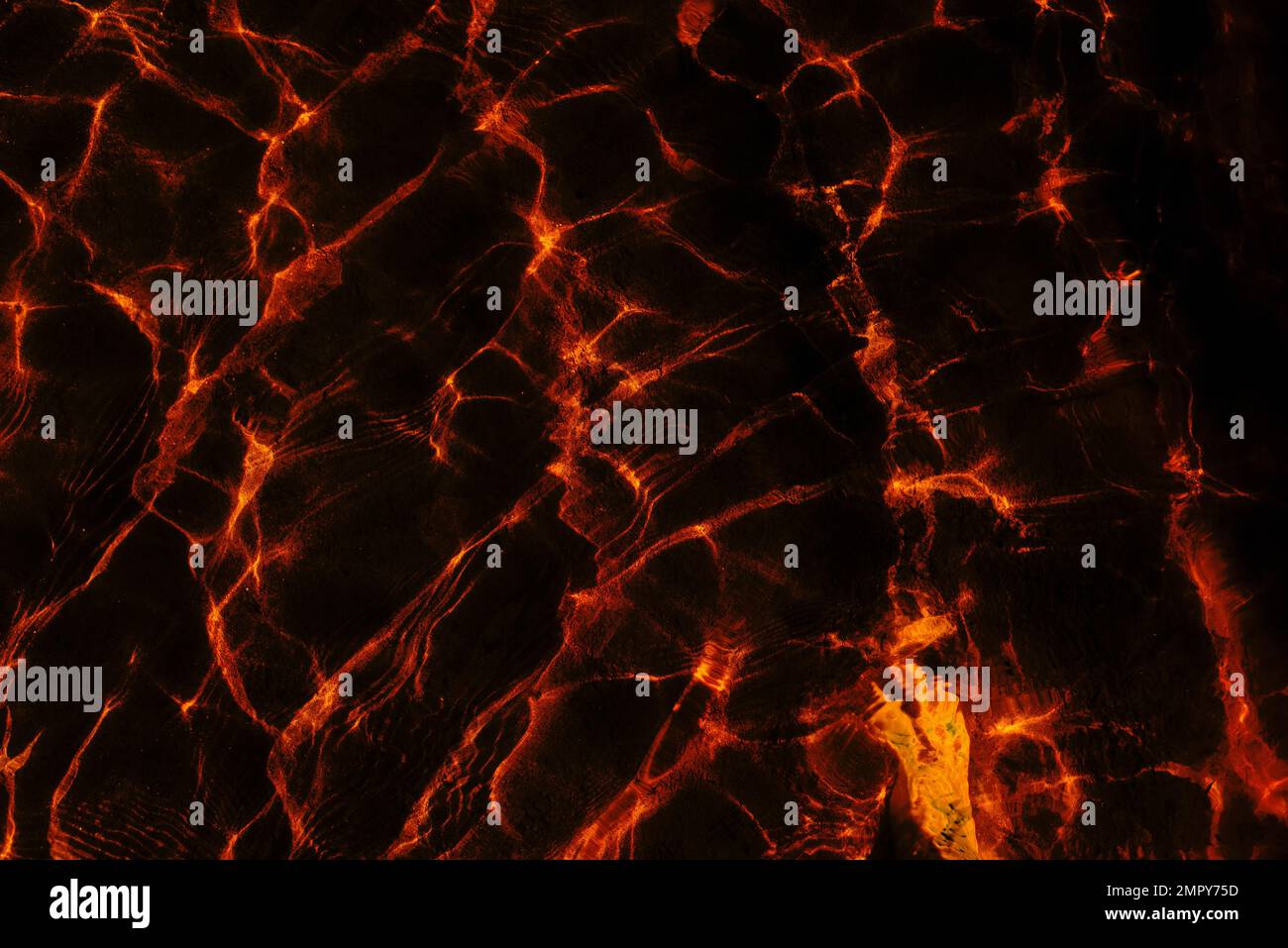 Superfici Photo Abstract con sfondo nero scuro cupo e bagliore rosso e dettagli in stile horror. frattale Foto Stock