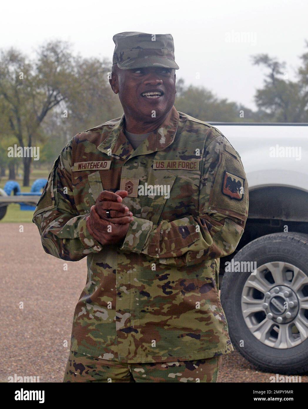 Il consulente senior Tony L. Whitehead, il consulente senior per il capo, l'ufficio della guardia nazionale, parla con i guardiani nazionali dell'esercito del Texas assegnati all'operazione Lone Star, 23 novembre 2022, ad Harlingen, Texas, durante la circolazione di un'area operativa congiunta. SEA Whitehead funge da consulente militare principale del capo su tutte le questioni arruolato che riguardano la formazione, l'utilizzo, la salute della forza e lo sviluppo professionale arruolato. Come il più alto livello di leadership della Guardia Nazionale, egli fornisce la direzione per la forza arruolato e rappresenta i loro interessi. Foto Stock