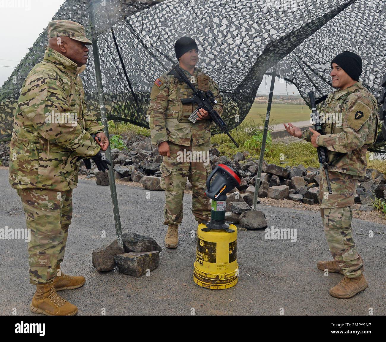 Il consulente senior Tony L. Whitehead, il consulente senior per il capo, l'ufficio della guardia nazionale, parla con i guardiani nazionali dell'esercito del Texas assegnati all'operazione Lone Star, 23 novembre 2022, ad Harlingen, Texas, durante la circolazione di un'area operativa congiunta. SEA Whitehead funge da consulente militare principale del capo su tutte le questioni arruolato che riguardano la formazione, l'utilizzo, la salute della forza e lo sviluppo professionale arruolato. Come il più alto livello di leadership della Guardia Nazionale, egli fornisce la direzione per la forza arruolato e rappresenta i loro interessi. Funzionamento Foto Stock