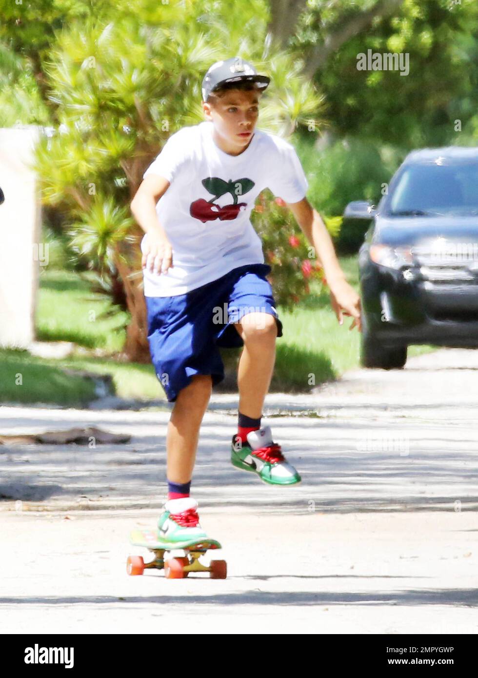 ESCLUSIVO!! Elias Becker, figlio della leggenda del tennis Boris Becker, mostra le sue abilità di skateboard nelle strade di South Beach prima del suo compleanno in quattro giorni quando compie 14 anni. Il fratello maggiore Noah è tornato dall'Europa per trascorrere del tempo con Elias durante il fine settimana del Labour Day. Miami Beach, Florida. 31st agosto 2013. Foto Stock