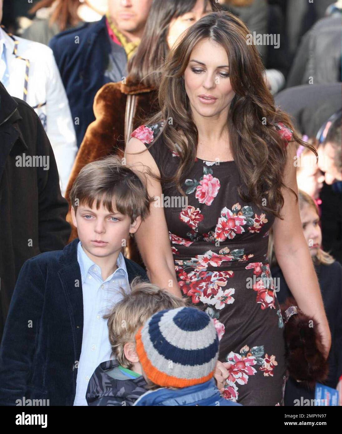 Recentemente ha separato Elizabeth Hurley posa con il figlio Damian sul tappeto verde alla prima britannica di 'Gnemeo & Juliet' tenuto a Odeon Leicester Square. Hurley, la cui relazione d'amore con il cricketer australiano Shane Warne è stato speculato come un fattore nella sua rottura da Arun Nayar, è stato guardare intatto e fiducioso come lei ha camminato con Damian. Entrambi i look tagliente, Elizabeth in un abito da giorno con motivi floreali marrone e Damian, il cui padrino Elton John ha segnato il film di premiazione, in una giacca di velluto blu e jeans. Londra, Regno Unito. 01/30/11. Foto Stock