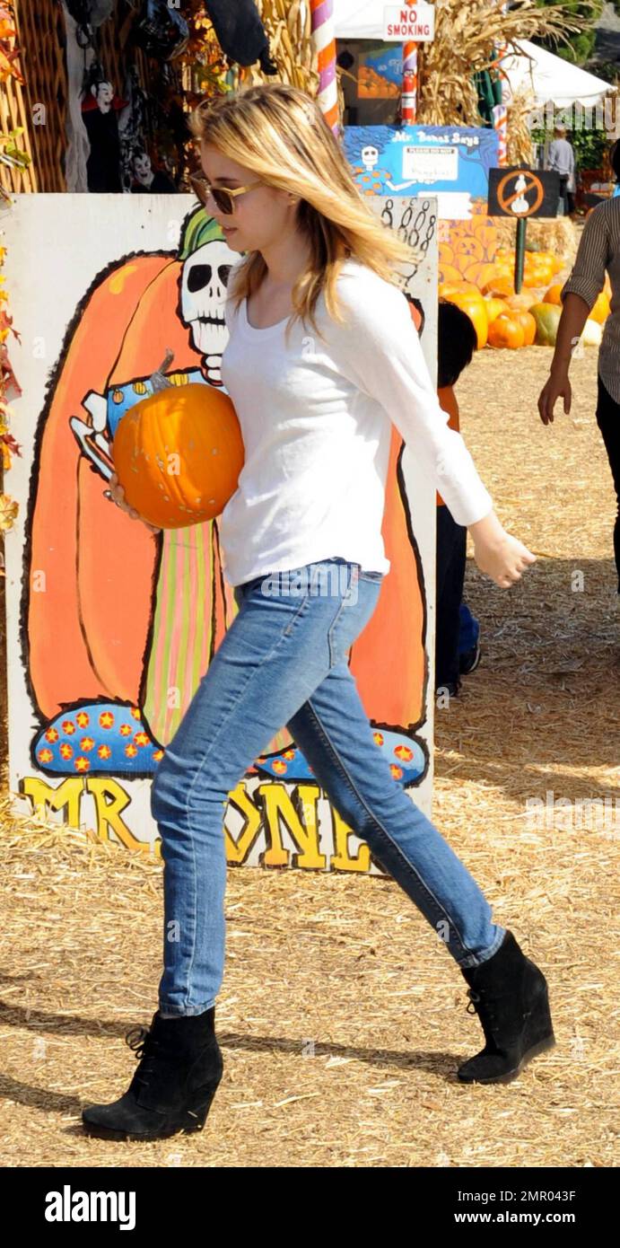 Emma Roberts trascorre un pomeriggio a scegliere una zucca perfetta con un amico al MR Bones' Pumpkin Patch di West Hollywood, California. 10/27/10. Foto Stock