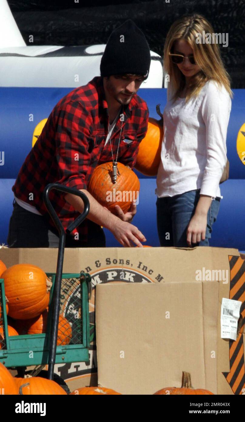 Emma Roberts trascorre un pomeriggio a scegliere una zucca perfetta con un amico al MR Bones' Pumpkin Patch di West Hollywood, California. 10/27/10. Foto Stock