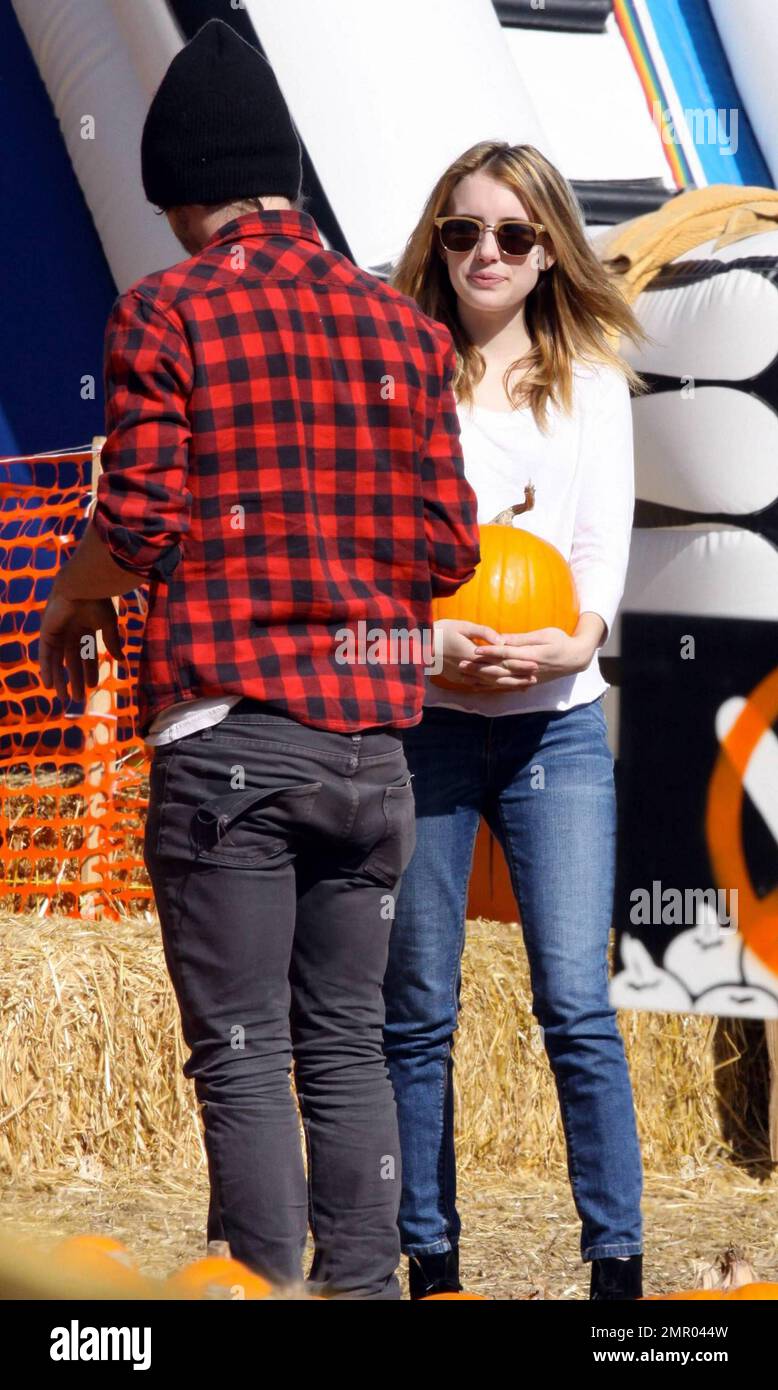 Emma Roberts trascorre un pomeriggio a scegliere una zucca perfetta con un amico al MR Bones' Pumpkin Patch di West Hollywood, California. 10/27/10. Foto Stock