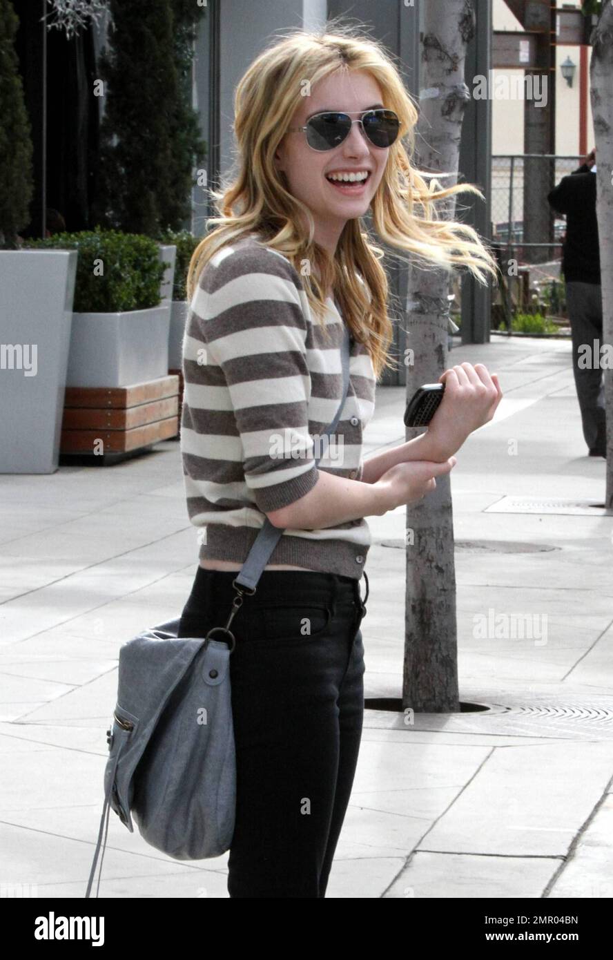 Indossando un top a righe, jeans neri e sandali da salone, l'attrice Emma  Roberts ondeggia dopo aver lasciato un appuntamento con le unghie in un  salone locale. Roberts chiacchierò sul suo cellulare
