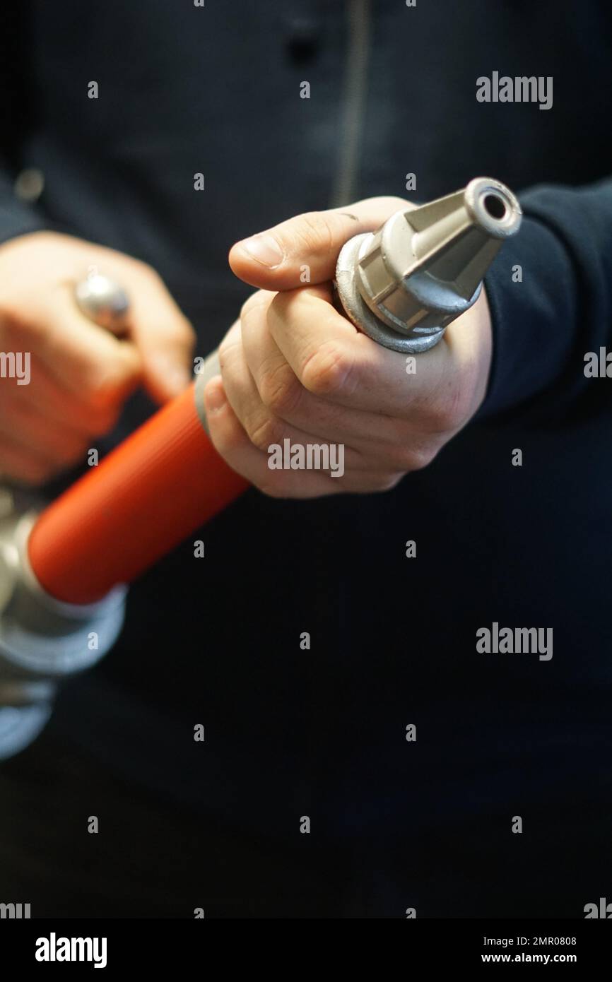 Persona in possesso di un cannotto multiuso Foto Stock