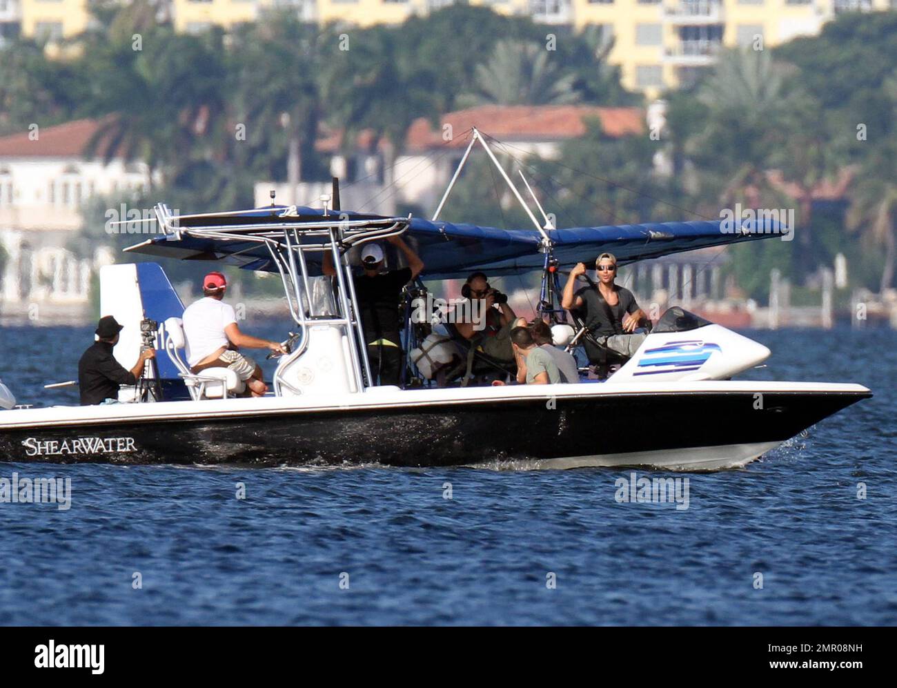 ESCLUSIVO!! La superstar della musica pop Enrique Iglesias porta le onde e i cieli con un video troupe per filmare il suo stile di vita ricco di azione a Miami. Iglesias ha preso al mare nella sua barca ed ha ottenuto in un certo moto d'acqua, togliendo la sua camicia per mostrare il suo fisico tonico. Enrique diede anche al suo pastore tedesco Lucas un giro sulla moto d'acqua personale. Prima, ha preso in aria in un piccolo idrovolante, volando sopra Biscayne Bay con un videografo che ha girato dal retro dell'aereo. Iglesias sembrava essere stato molto sicuro, ma non indossava un giubbotto salvagente, né il suo cane. Miami Beach, Florida. 6th settembre 2011 Foto Stock