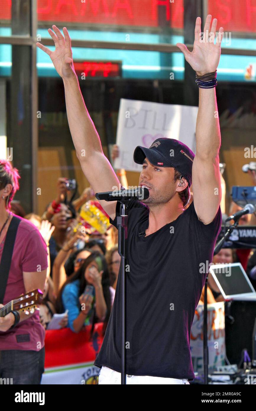 La superstar del pop latino Enrique Iglesias si esibisce dal vivo su  'Today' della NBC come parte della Toyota Summer Concert Series. La  performance, in promozione del nuovo album di Enrique "Euphoria",