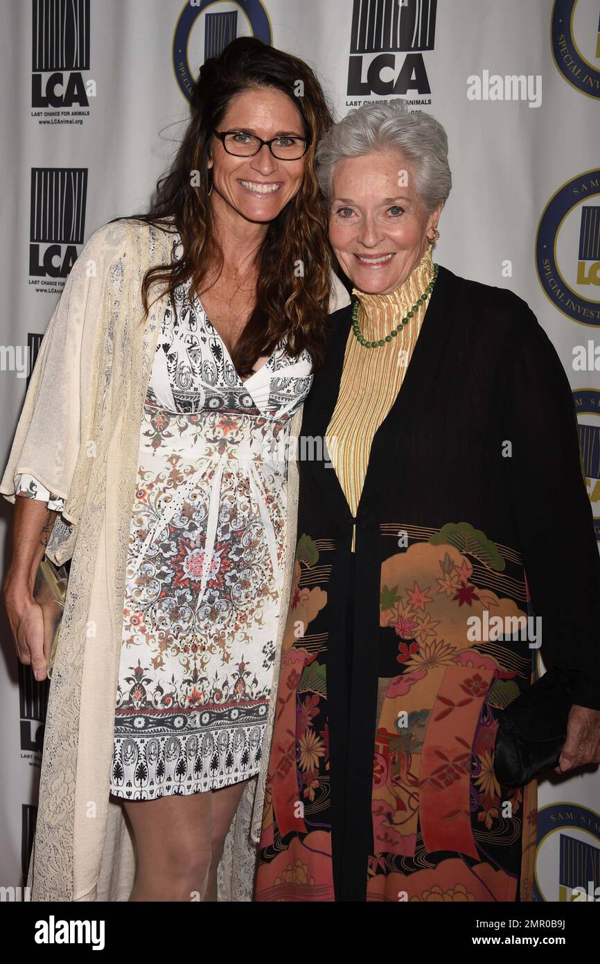 Lee Meriwether e Lesley Aletter partecipano al Gala Last Chance for Animals Benefit presso il Beverly Hilton Hotel il 24 ottobre 2015 a Beverly Hills, California. Foto Ents Images/OIC 0203 174 1069 Foto Stock