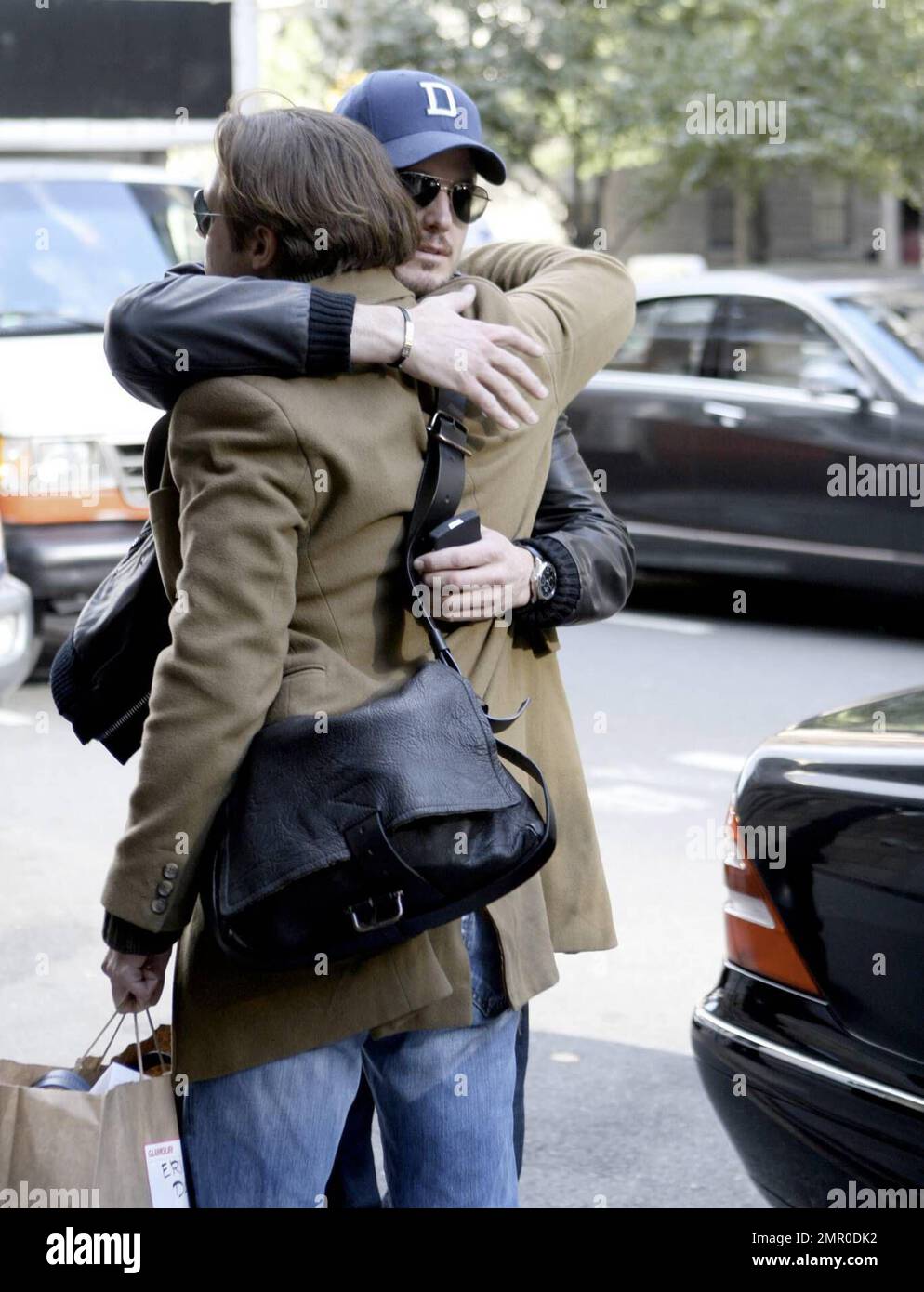 Esclusivo!! La stella "Anatomia dei grigi" Eric Dane si pone per una foto con un fan e dice Arrivederci ad un amico con un abbraccio mentre si dirige all'aeroporto dopo un viaggio a New York, NY. 11/6/07.All Foto Stock