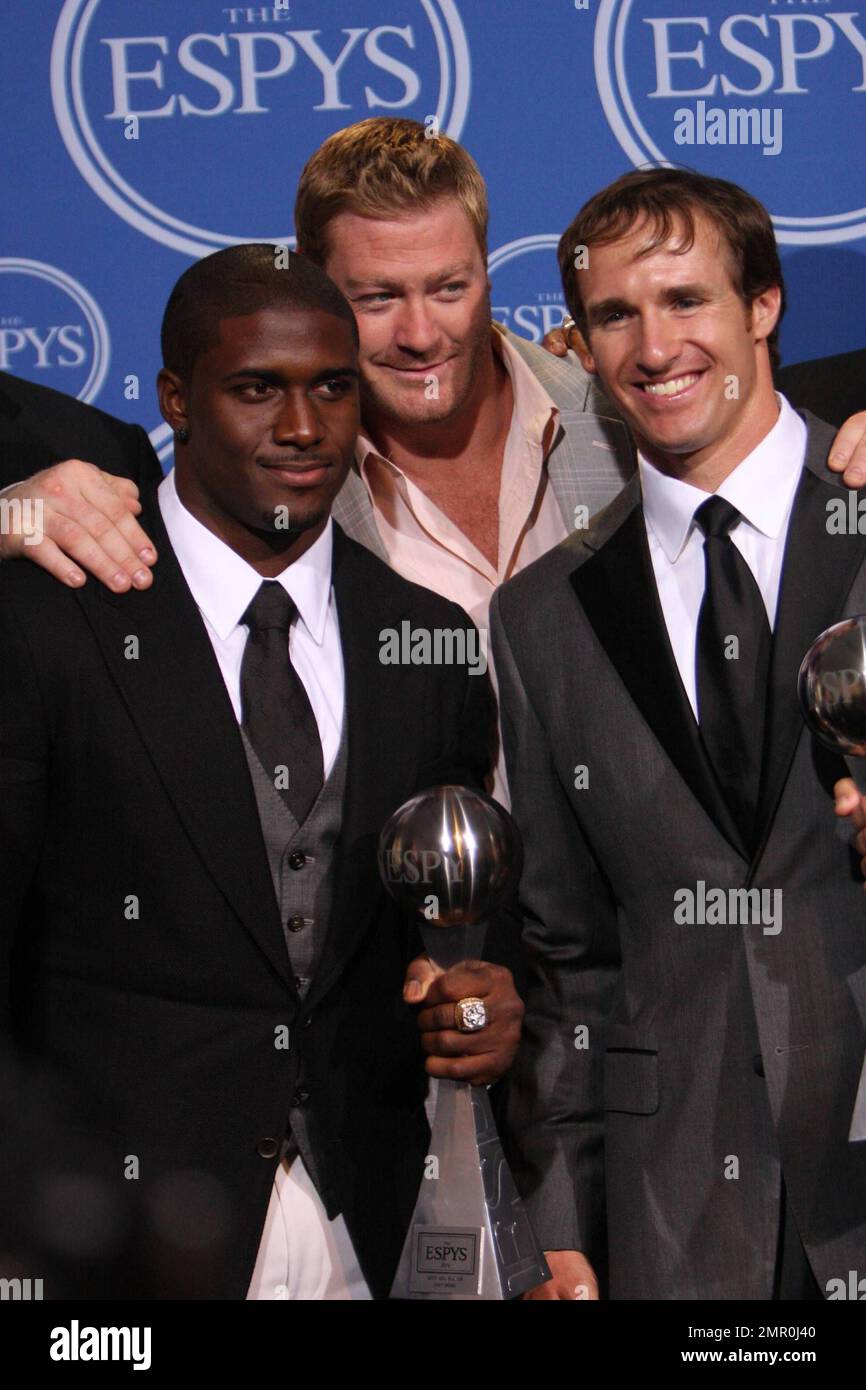 Reggie Bush, Jeremy Shockey e Drew Brees si presentano con il loro premio 'Best Team' agli ESPY Awards 2010 che si tengono al Nokia Theatre L.A. Vivi una giornata calda e sfrigolante. Los Angeles, California. 07/14/10. . Foto Stock