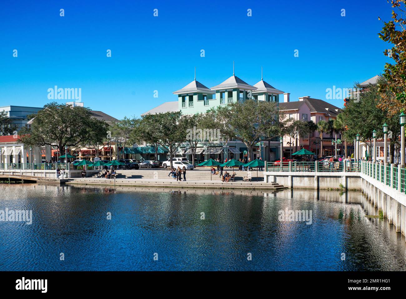 Lago Rainhard e la città di Celebration Village. Foto Stock Lago Rainhard e la città di Celebration Village. Foto Stock