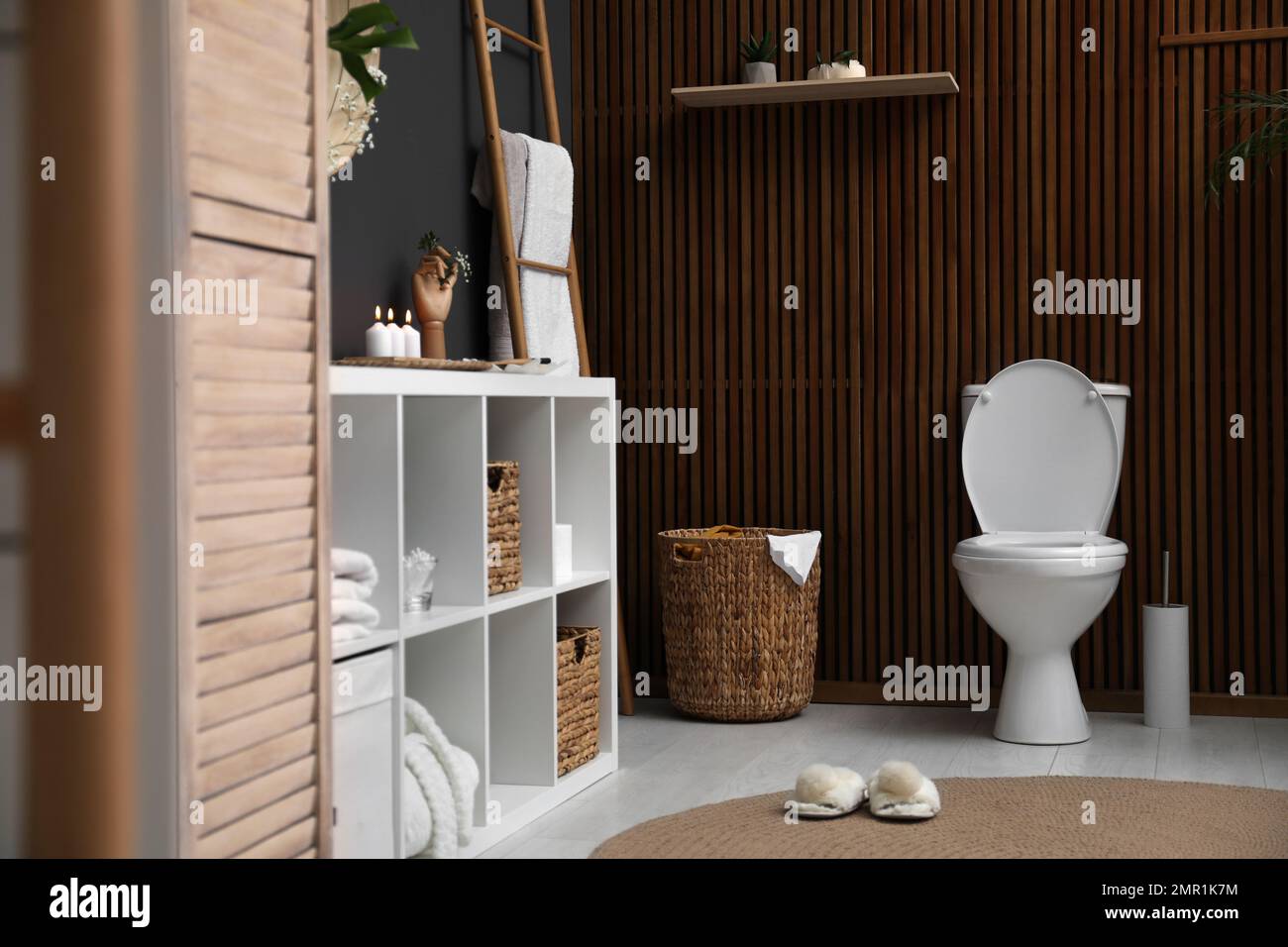 Elegante e moderno bagno con WC vicino alle pareti in legno Foto Stock