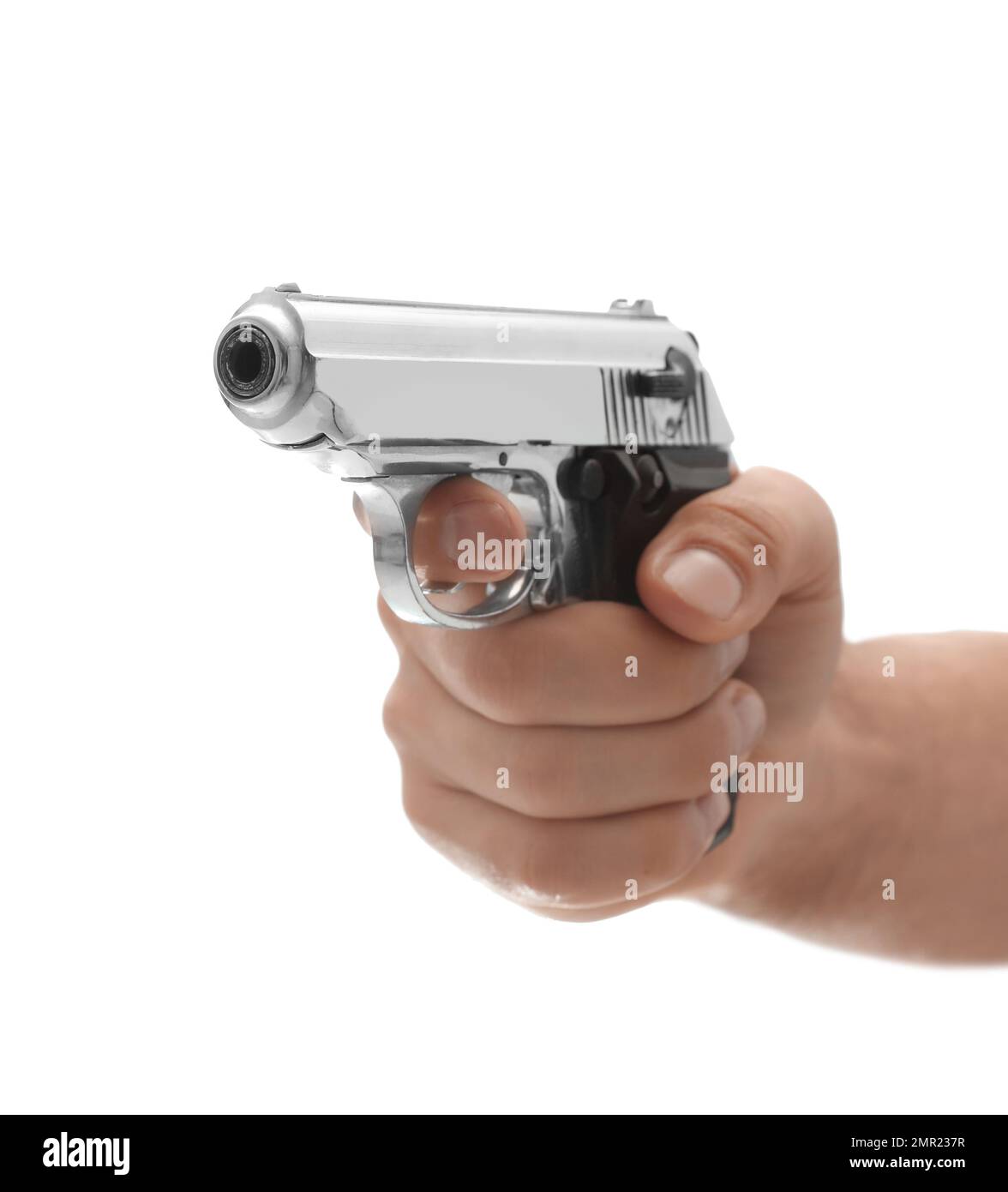 Killer professionale con pistola su sfondo bianco, primo piano Foto Stock