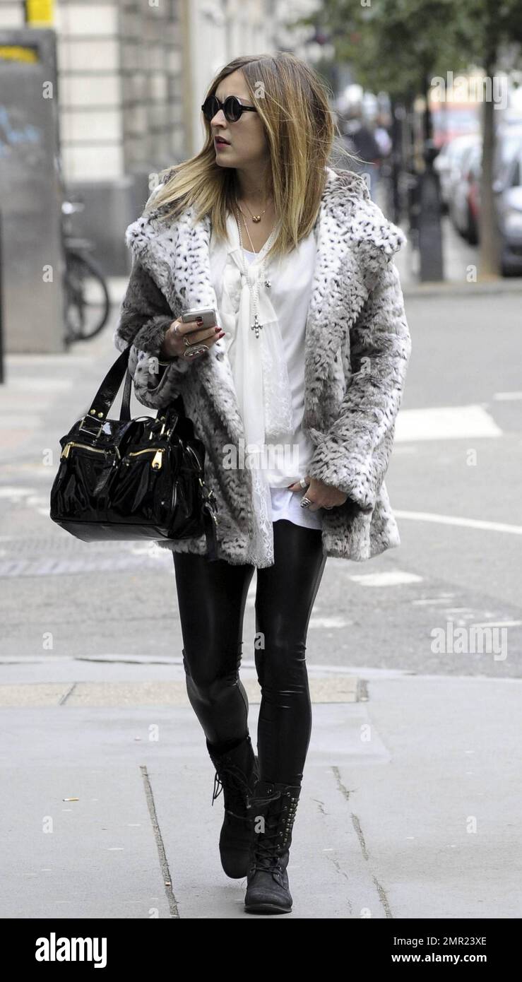 Fearne Cotton indossa un outfit molto alla moda composto da una parte  superiore bianca con finiture in pizzo e leggings neri abbinati a stivali  neri, una giacca in pelliccia, una borsa in