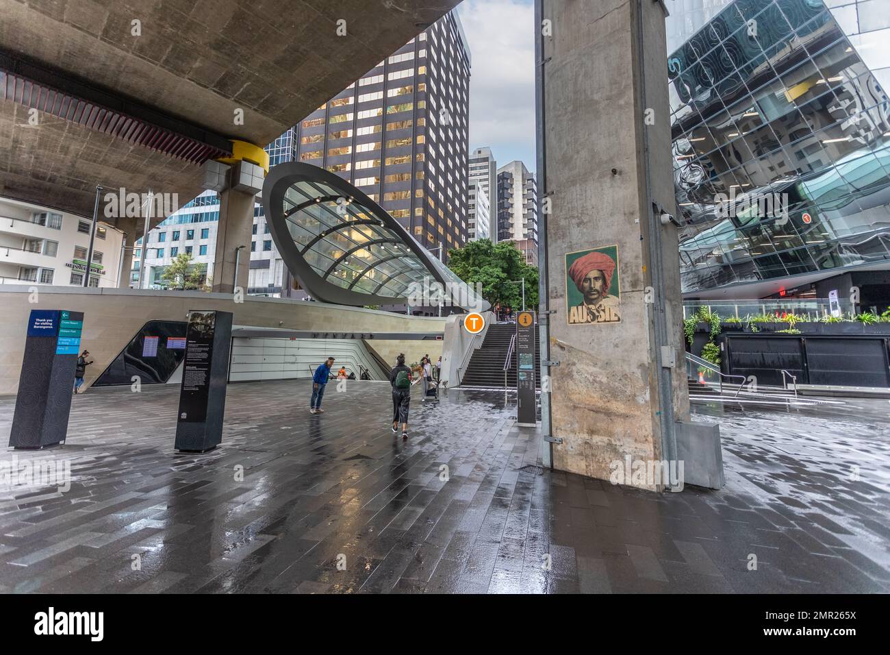 Skyscrappers e ingresso alla stazione della metropolitana Wynyard a Napoleon Plaza, Sydney, Australia, il 6 gennaio 2023 Foto Stock