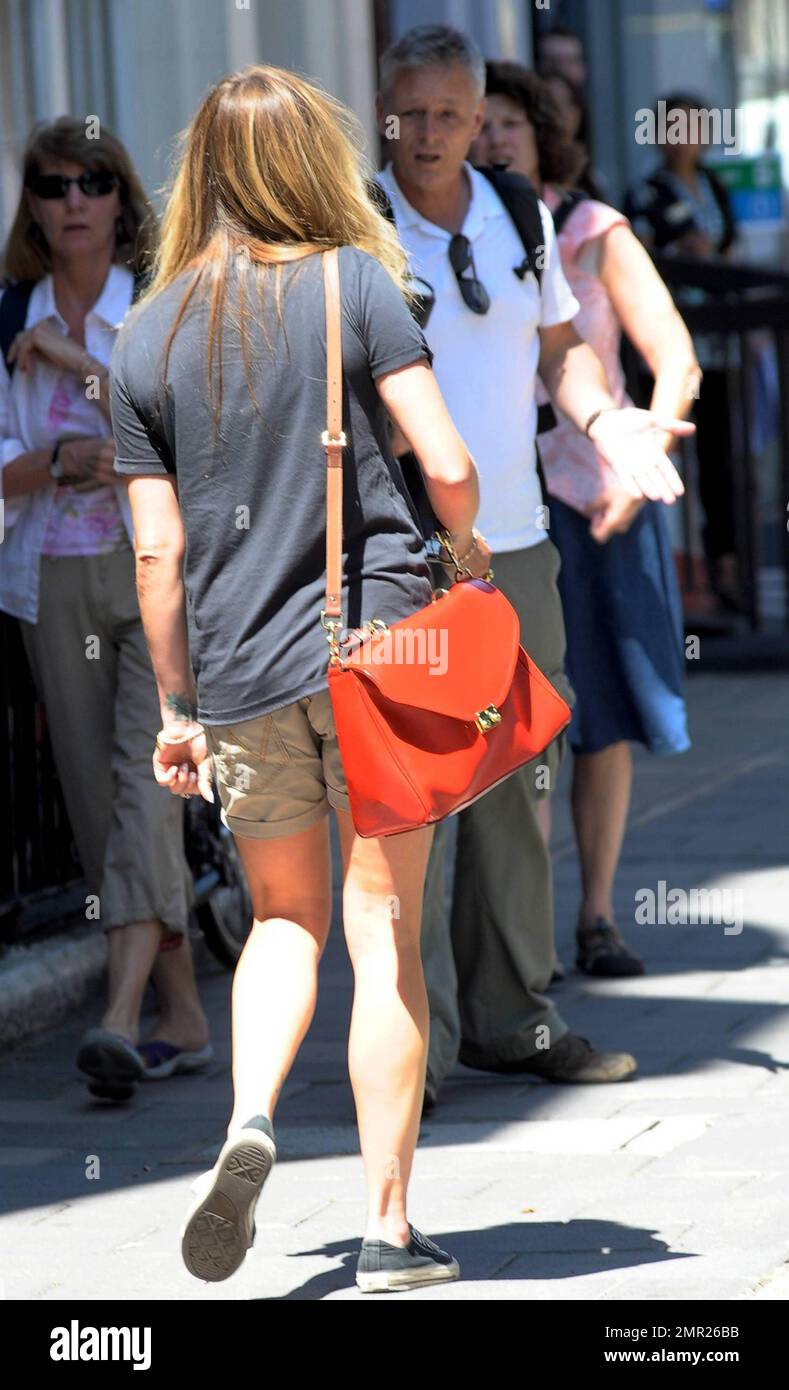 Fearne Cotton lascia la BBC radio 1 indossando una t shirt Iron Maiden e Shorts con le sneaker Converse All Star. Mentre si recava, una fotografa gridò per lei di sorridere e di rallegrarsi un po' e si rivolse a lui per dire che è sotto molta pressione e non ha chiesto di essere fotografata ogni giorno. Londra, Regno Unito. 7/9/10. . Foto Stock