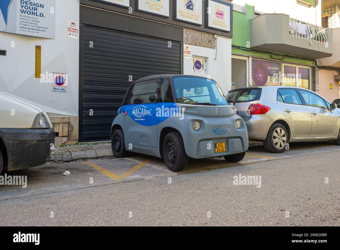 Il Citreon Ami parcheggiato in una strada. Piccola auto elettrica ecologica. Foto Stock