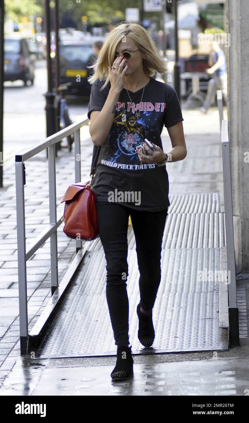 Fearne Cotton sfoggia un look a bilanciere in una t shirt vintage Iron  Maiden mentre lascia la BBC radio 1. Londra, Regno Unito. 7/6/11 Foto stock  - Alamy