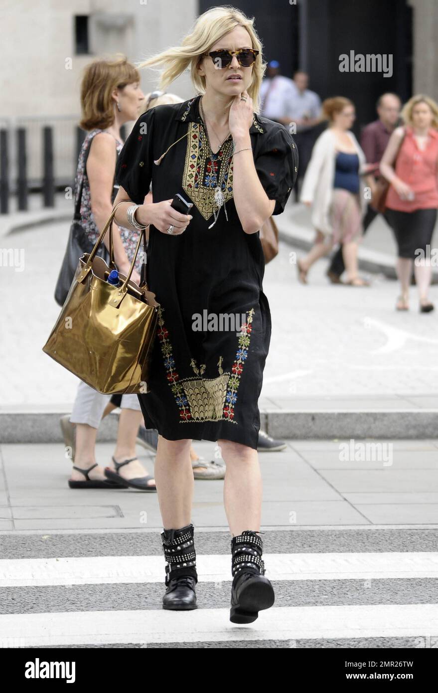 Il cotone Fearne è perfetto da indossare con un abito bohémien nero  abbinato a stivali basculanti, borsetta metallica e tonalità. Londra, Regno  Unito. Luglio 25, 2014 Foto stock - Alamy