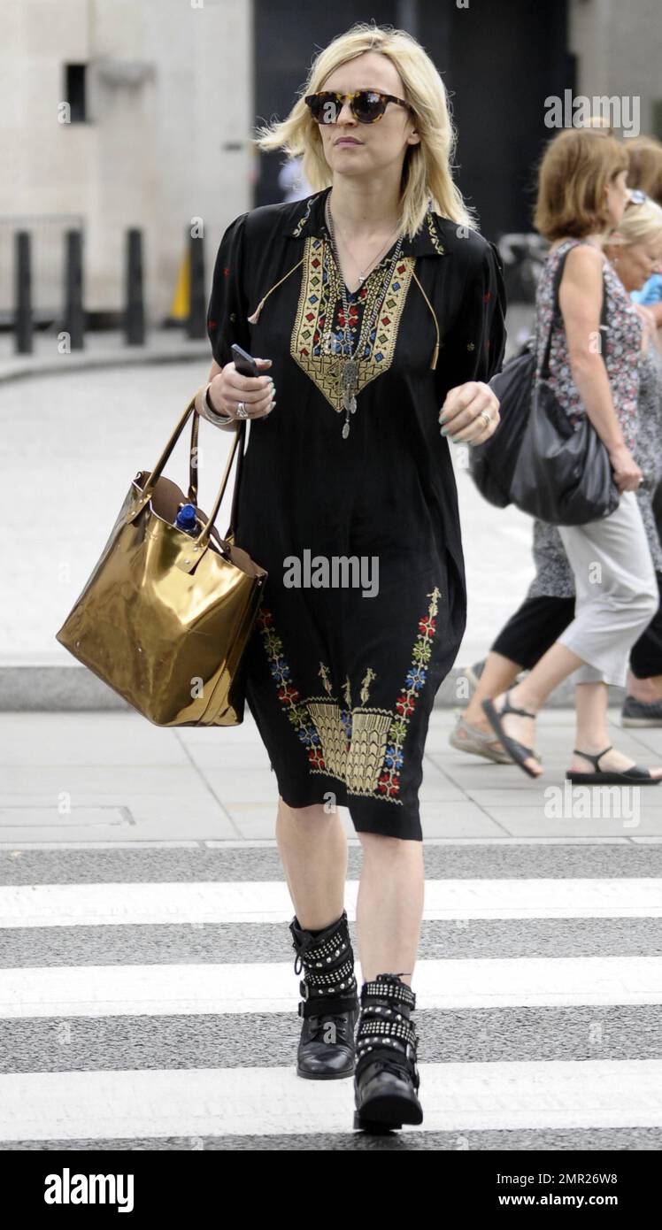 Il cotone Fearne è perfetto da indossare con un abito bohémien nero  abbinato a stivali basculanti, borsetta metallica e tonalità. Londra, Regno  Unito. Luglio 25, 2014 Foto stock - Alamy