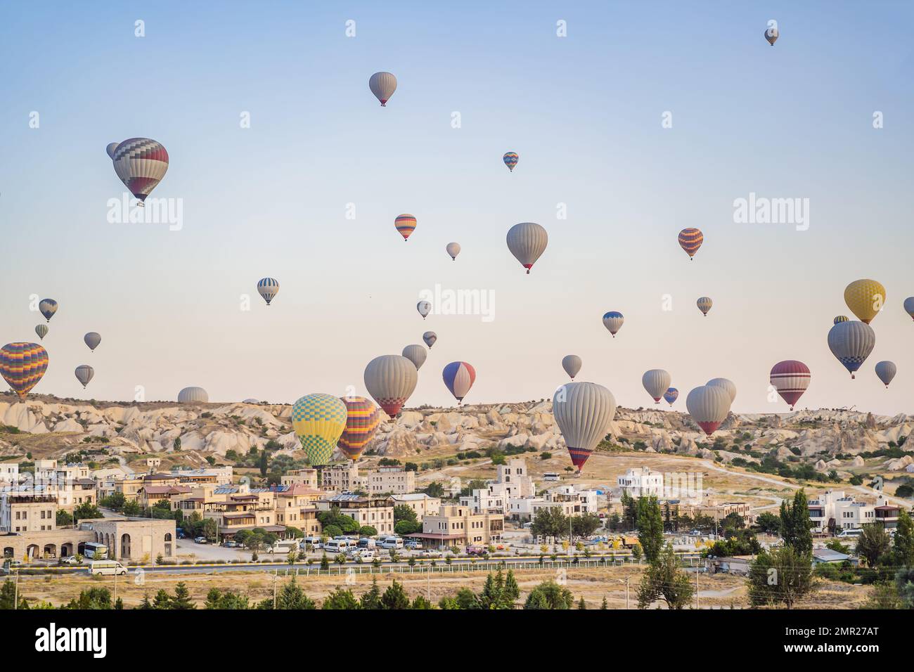 Palloncino colorato ad aria calda che sorvola la Cappadocia, Turchia Foto Stock