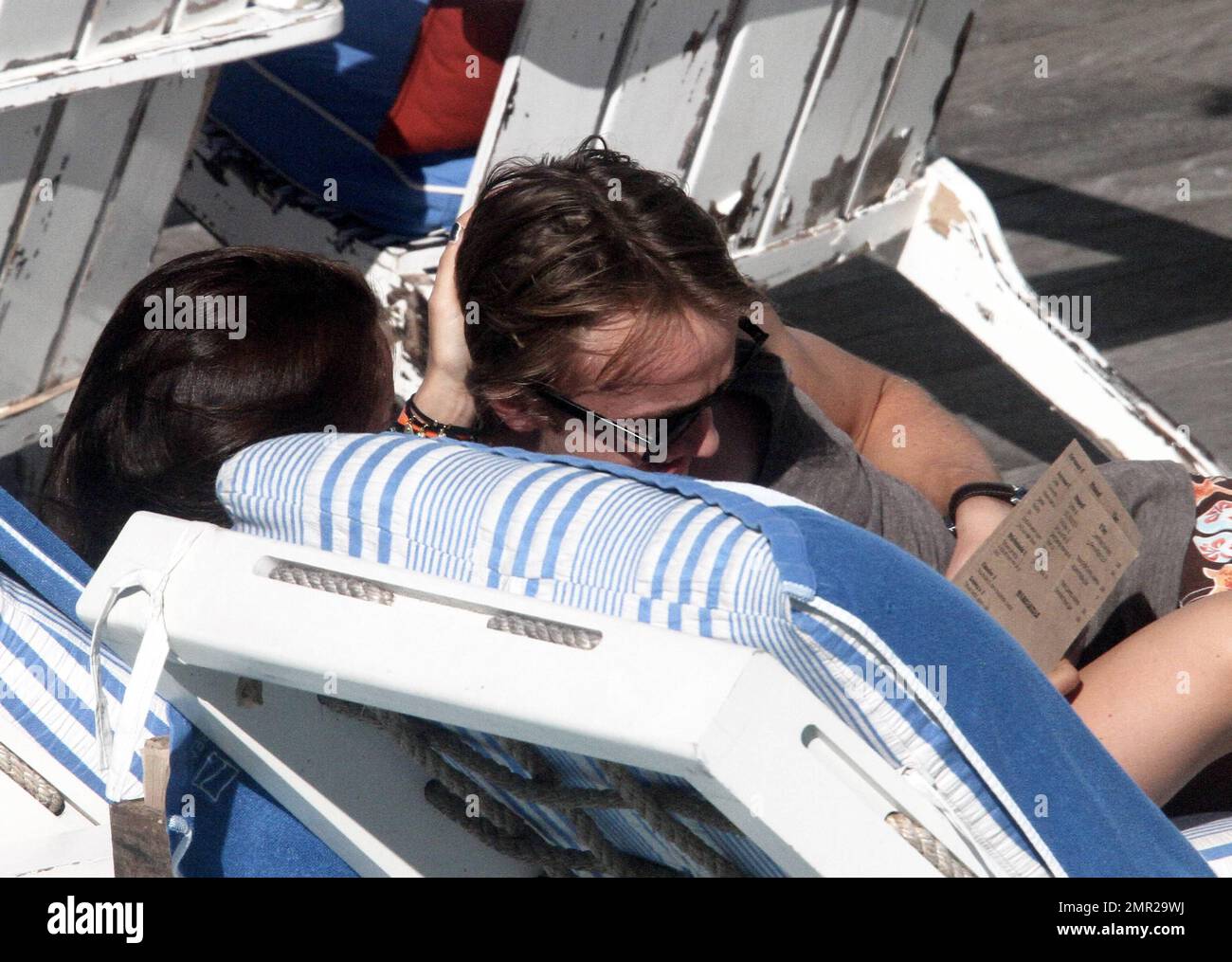 Tom Felton e la sua fidanzata Jade Gordon si rilassano in piscina in vista di nuovi anni. Bikini Clad Jade ha mostrato la sua figura stupefacente in un bikini disadattato e sorrise mentre leggeva attraverso un libro divertente della foto. Tom, che finalmente ha un sole-abbronzatura dopo il suo ruolo in Harry Potter, ha preso un certo tempo fuori al bar con i ragazzi che includevano la personalità britannica della TV ANT McPartlin. Nelle vicinanze c'era anche Jason Statham e la sua fidanzata Rosie Huntington-Whiteley. Miami Beach, Florida. 30th dicembre 2011. Foto Stock