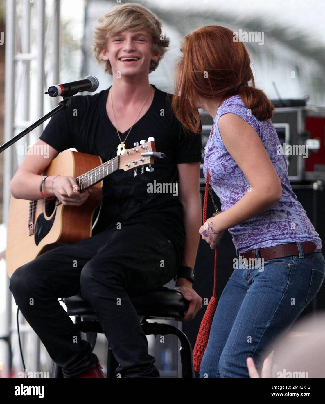 Il cantante pop australiano R&B Cody Simpson suona durante il Jingle Ball  2010 di Y100 al BankAtlantic Center e invita un giovane fan sul palco. Ft  Lauderdale, Florida. 12/11/10 Foto stock - Alamy