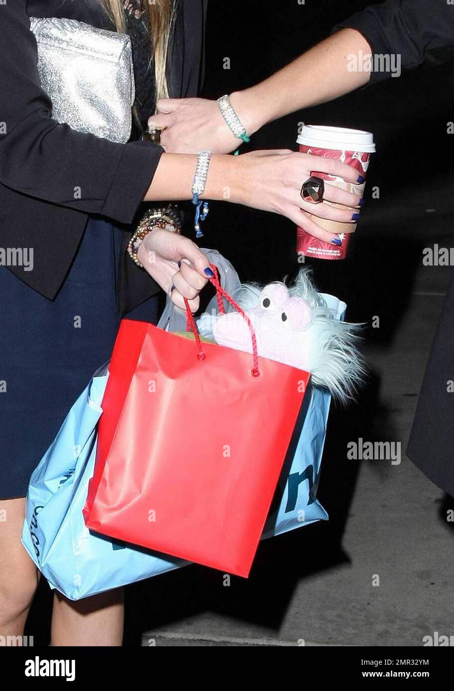 Stephanie Pratt arriva a un evento Fraggle Rock di Jim Henson a Kitson, a West Hollywood. Si fermò a firmare autografi per i tifosi e stava stipando una borsa di Fraggles come lei è andata. Stephanie indossava un vestito nero e blu con smalto per unghie blu abbinato. Los Angeles, California. 12/9/09. Foto Stock