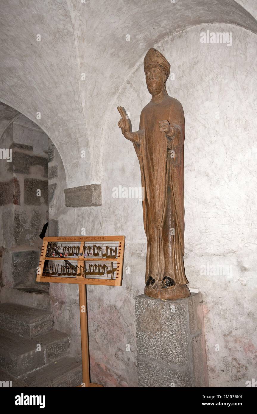 Statua lignea di San Candido (circa 1240) nella cripta della Collegiata, San Candido (Innichen), Val Pusteria, Trentino-Alto Adige, Italia Foto Stock