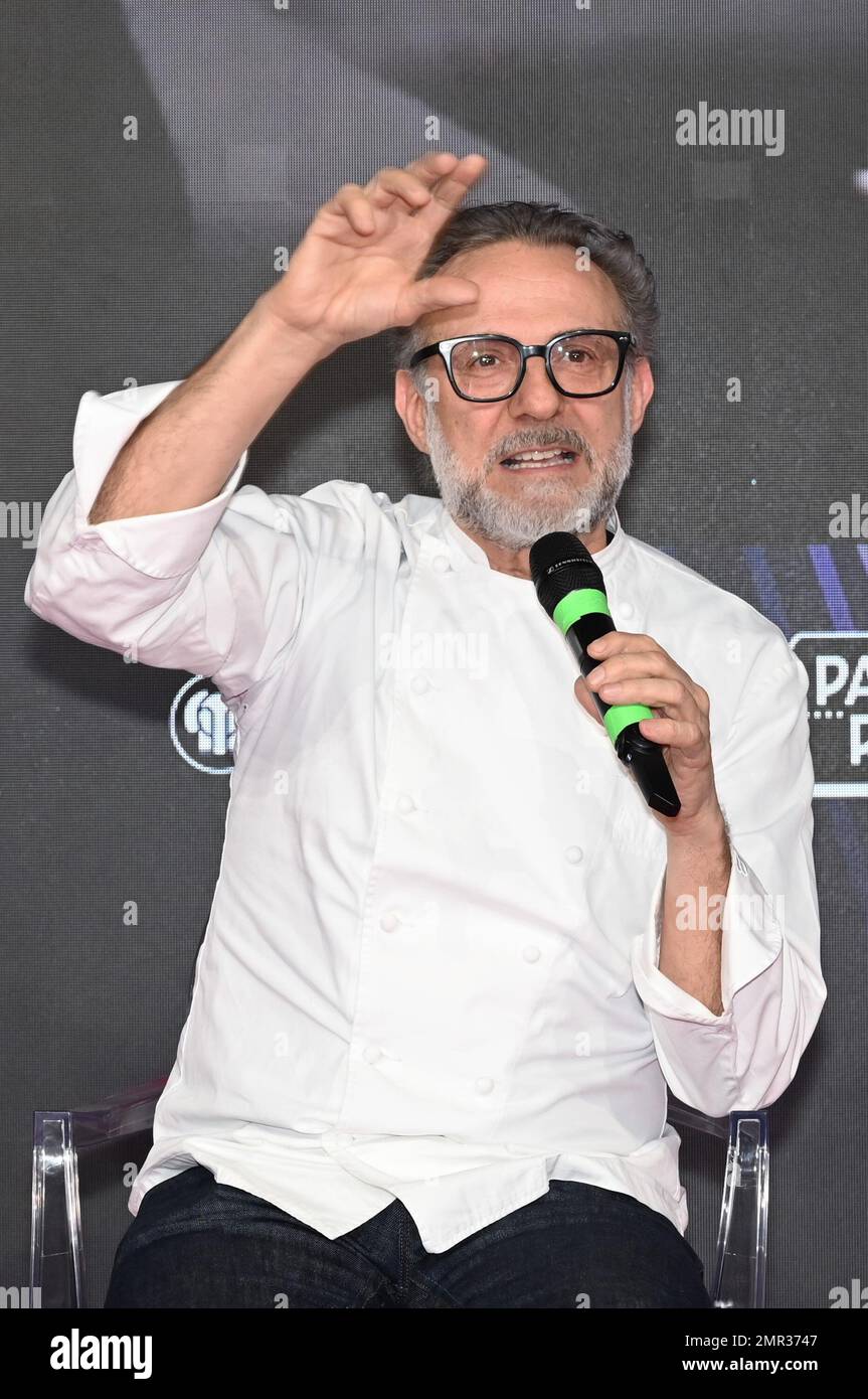 Milano, Italia. 31st Jan, 2023. Milano, Italia Identità Milano 2023 dal 28 al 30 gennaio MiCo fiera massimo Bottura, Giorgio Locatelli, Brian McGinn regista, sceneggiatore, produttore, David Gelb regista americano e co-fondatore di Supper Club video link sul tema dell'identità parlare infrangendo le regole sulla TV protagonisti e pionieri nella foto:massimo Bottura Credit: Independent Photo Agency/Alamy Live News Foto Stock