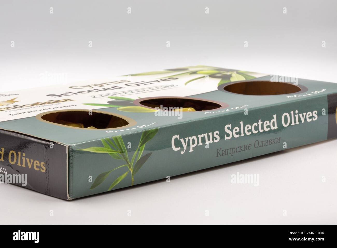 Kiev, Ucraina - 02 giugno 2021: Studio Shoot of Fly a bordo Cipro selezionato tradizionale intero verde, nero e misto pacchetto di olive marinate closeup Foto Stock