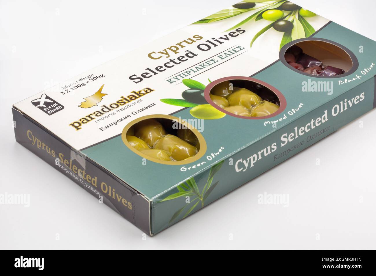 Kiev, Ucraina - 02 giugno 2021: Studio Shoot of Fly a bordo Cipro selezionato tradizionale intero verde, nero e misto pacchetto di olive marinate closeup Foto Stock