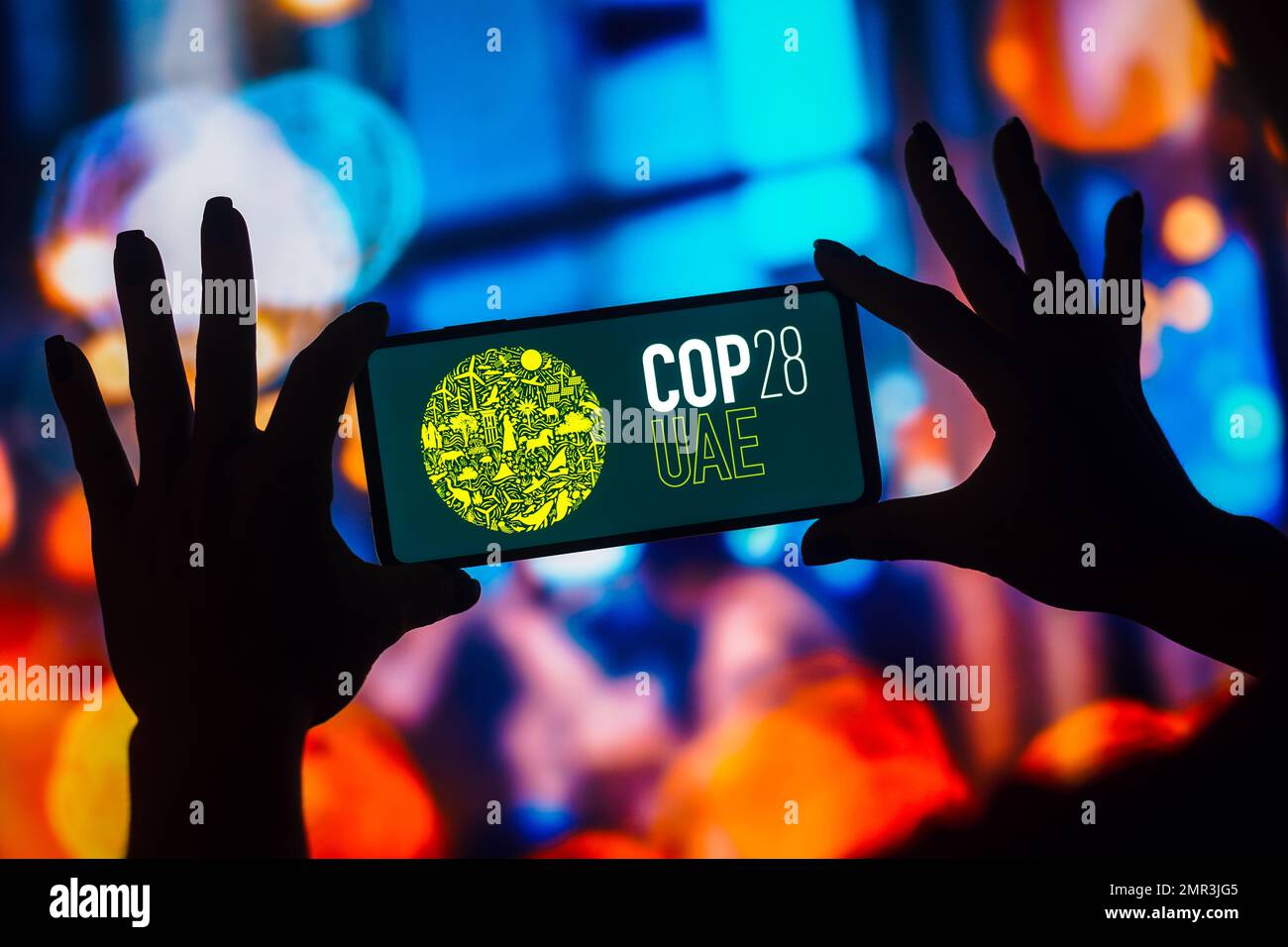 In questa immagine, il logo 2023 United Nations Climate Change Conference COP28 UAE viene visualizzato sullo schermo di uno smartphone. (Foto di Rafael Henrique / SOPA Images/Sipa USA) Foto Stock