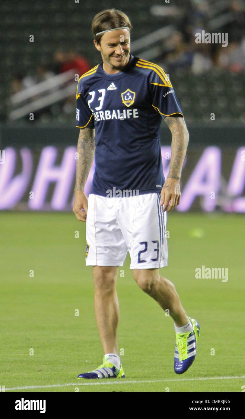 David Beckham e il suo L.A. Il team Galaxy ha sconfitto i New York Red Bulls, 2-1 anni, in un Home Depot Center esaurito, spazzando via la serie di playoff a due gambe e avanzando alla finale della Western Conference di domenica contro il team di Real Salt Lake. Beckham ha giocato un gioco attivo e ispirato ma si è scontrato con Dane Richards di New York che si è presentato per un titolo verso la fine della metà e apparso un po' disorientato prima di essere aiutato fuori dal campo. Dopo aver ricevuto alcune cure mediche, Beckham ha corso di nuovo in azione e dopo pochi minuti ha contribuito a impostare il primo obiettivo della Galassia dando a Magee l'opportunità di guidare duro oltre la g Foto Stock