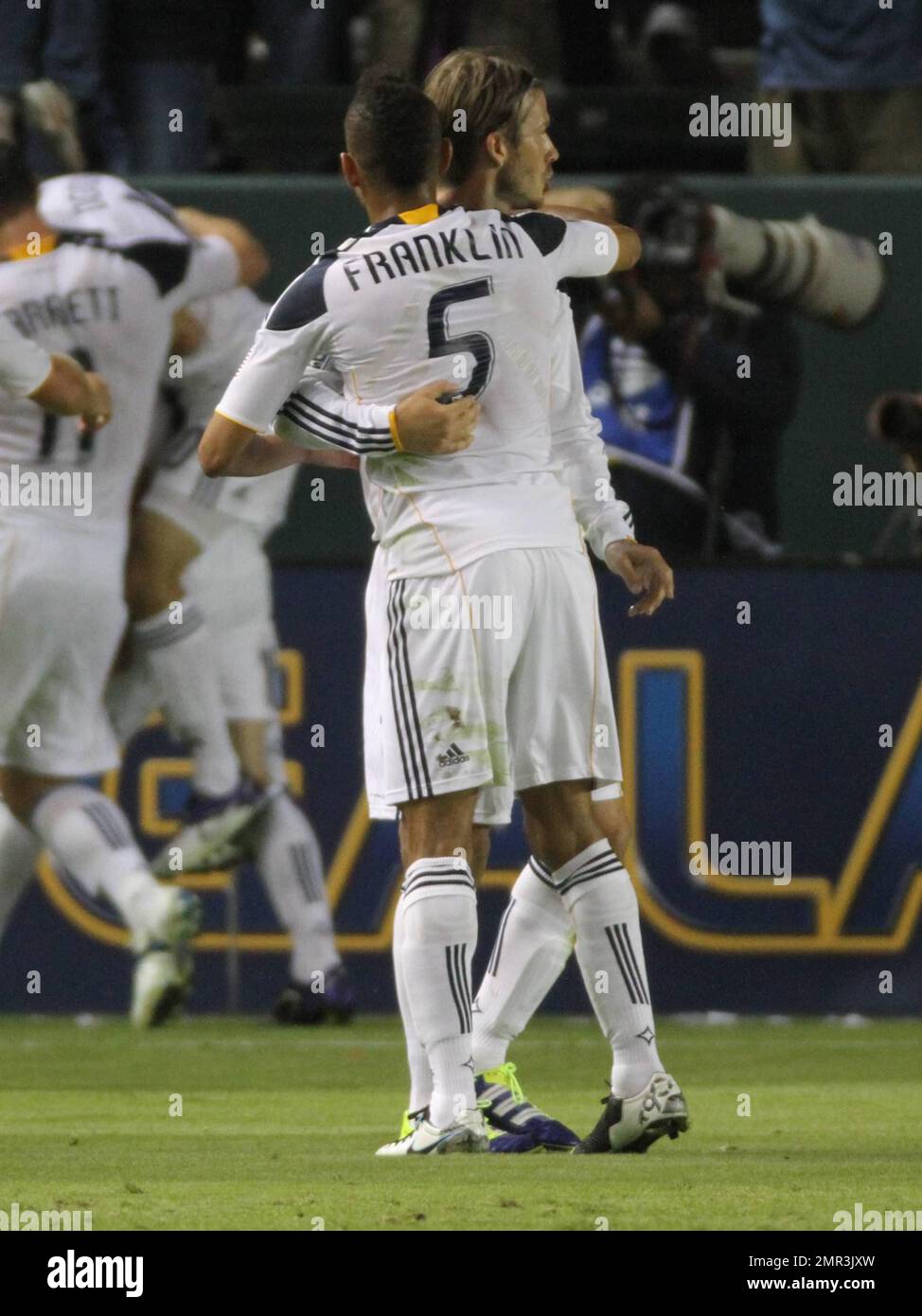 David Beckham e il suo L.A. Il team Galaxy ha sconfitto i New York Red Bulls, 2-1 anni, in un Home Depot Center esaurito, spazzando via la serie di playoff a due gambe e avanzando alla finale della Western Conference di domenica contro il team di Real Salt Lake. Beckham ha giocato un gioco attivo e ispirato ma si è scontrato con Dane Richards di New York che si è presentato per un titolo verso la fine della metà e apparso un po' disorientato prima di essere aiutato fuori dal campo. Dopo aver ricevuto alcune cure mediche, Beckham ha corso di nuovo in azione e dopo pochi minuti ha contribuito a impostare il primo obiettivo della Galassia dando a Magee l'opportunità di guidare duro oltre la g Foto Stock