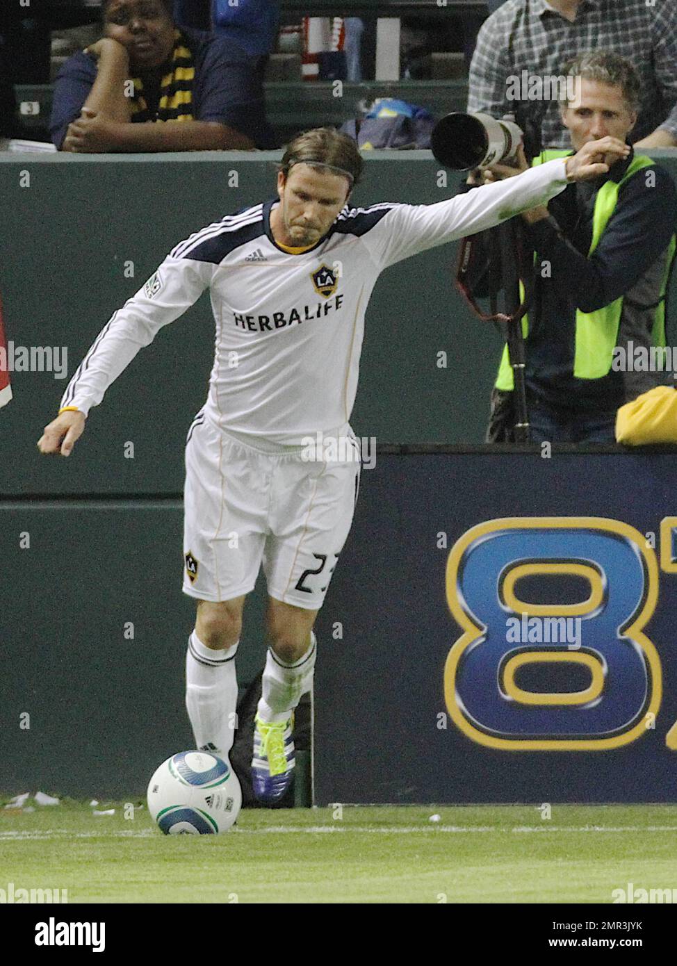 David Beckham e il suo L.A. Il team Galaxy ha sconfitto i New York Red Bulls, 2-1 anni, in un Home Depot Center esaurito, spazzando via la serie di playoff a due gambe e avanzando alla finale della Western Conference di domenica contro il team di Real Salt Lake. Beckham ha giocato un gioco attivo e ispirato ma si è scontrato con Dane Richards di New York che si è presentato per un titolo verso la fine della metà e apparso un po' disorientato prima di essere aiutato fuori dal campo. Dopo aver ricevuto alcune cure mediche, Beckham ha corso di nuovo in azione e dopo pochi minuti ha contribuito a impostare il primo obiettivo della Galassia dando a Magee l'opportunità di guidare duro oltre la g Foto Stock