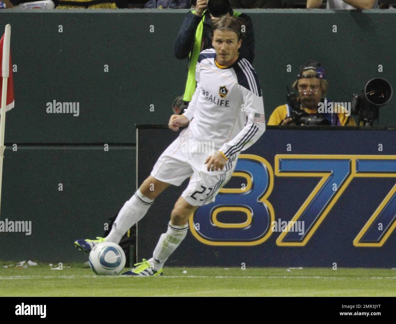 David Beckham e il suo L.A. Il team Galaxy ha sconfitto i New York Red Bulls, 2-1 anni, in un Home Depot Center esaurito, spazzando via la serie di playoff a due gambe e avanzando alla finale della Western Conference di domenica contro il team di Real Salt Lake. Beckham ha giocato un gioco attivo e ispirato ma si è scontrato con Dane Richards di New York che si è presentato per un titolo verso la fine della metà e apparso un po' disorientato prima di essere aiutato fuori dal campo. Dopo aver ricevuto alcune cure mediche, Beckham ha corso di nuovo in azione e dopo pochi minuti ha contribuito a impostare il primo obiettivo della Galassia dando a Magee l'opportunità di guidare duro oltre la g Foto Stock