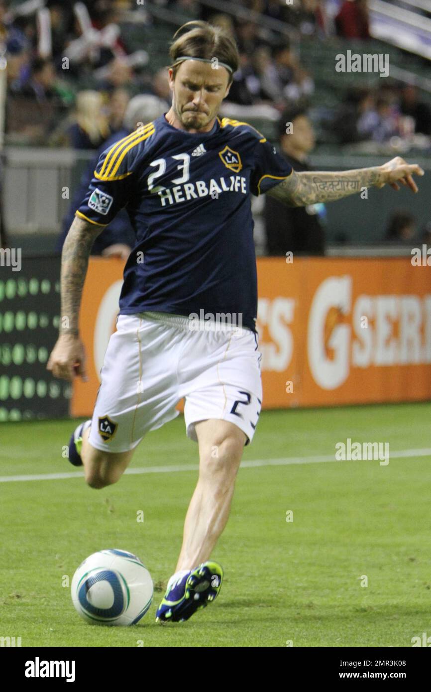 David Beckham e il suo L.A. Il team Galaxy ha sconfitto i New York Red Bulls, 2-1 anni, in un Home Depot Center esaurito, spazzando via la serie di playoff a due gambe e avanzando alla finale della Western Conference di domenica contro il team di Real Salt Lake. Beckham ha giocato un gioco attivo e ispirato ma si è scontrato con Dane Richards di New York che si è presentato per un titolo verso la fine della metà e apparso un po' disorientato prima di essere aiutato fuori dal campo. Dopo aver ricevuto alcune cure mediche, Beckham ha corso di nuovo in azione e dopo pochi minuti ha contribuito a impostare il primo obiettivo della Galassia dando a Magee l'opportunità di guidare duro oltre la g Foto Stock