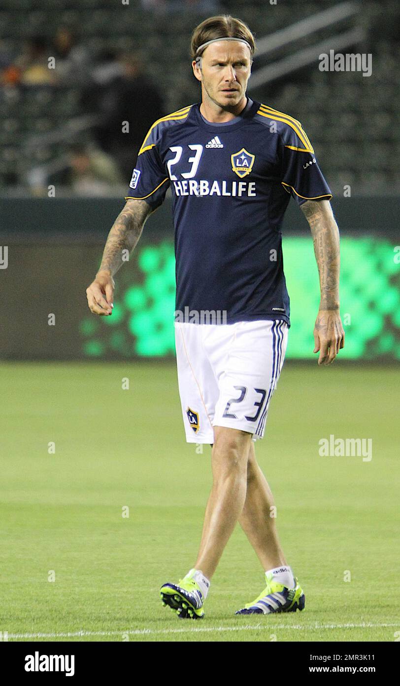 David Beckham e il suo L.A. Il team Galaxy ha sconfitto i New York Red Bulls, 2-1 anni, in un Home Depot Center esaurito, spazzando via la serie di playoff a due gambe e avanzando alla finale della Western Conference di domenica contro il team di Real Salt Lake. Beckham ha giocato un gioco attivo e ispirato ma si è scontrato con Dane Richards di New York che si è presentato per un titolo verso la fine della metà e apparso un po' disorientato prima di essere aiutato fuori dal campo. Dopo aver ricevuto alcune cure mediche, Beckham ha corso di nuovo in azione e dopo pochi minuti ha contribuito a impostare il primo obiettivo della Galassia dando a Magee l'opportunità di guidare duro oltre la g Foto Stock