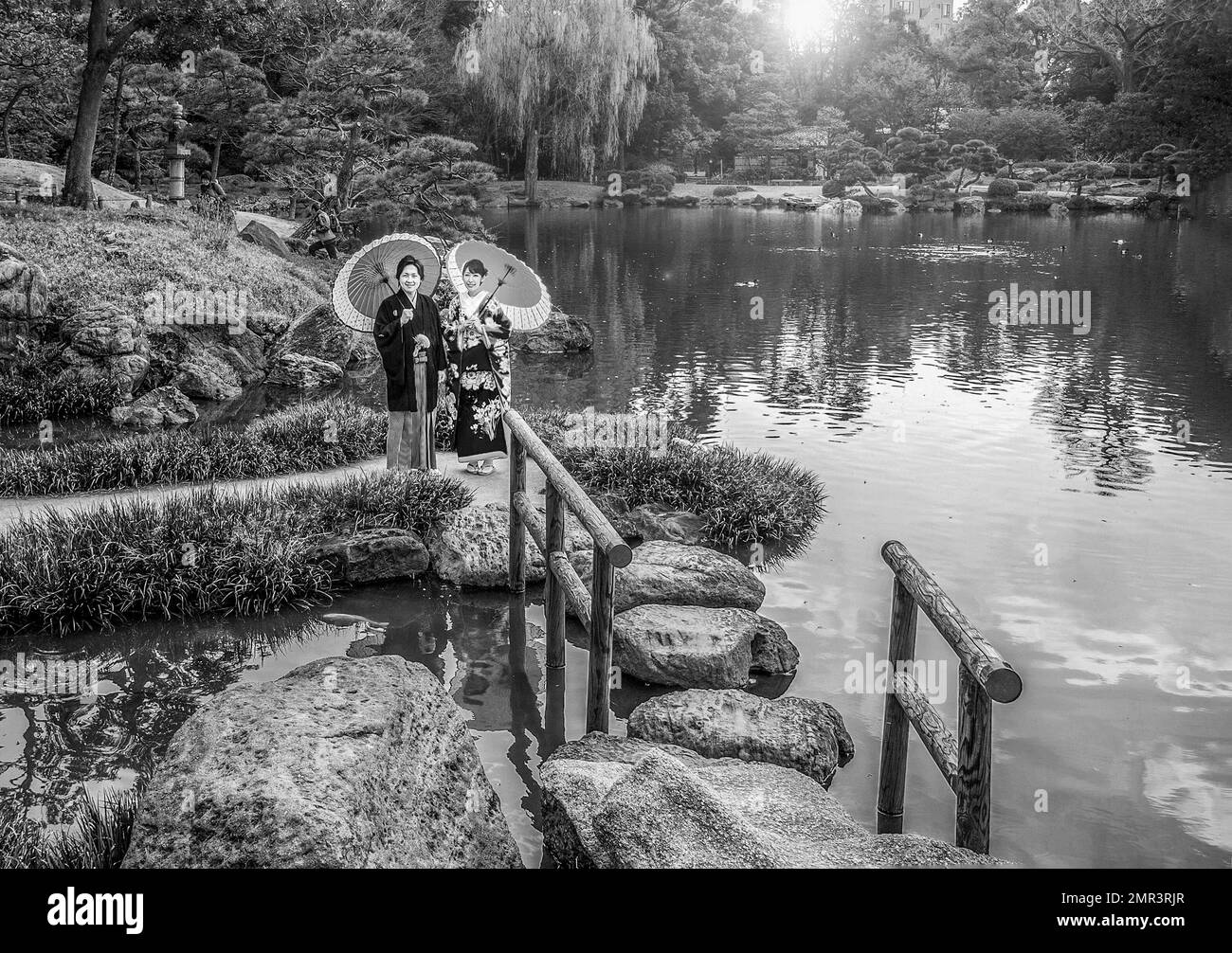 23-03-2015 Una coppia di nozze (sposa e sposo) posa in un parco pubblico nel giardino di Kyosumi Teien. Coppia giapponese sorridente e indossante il tradizionale kimon Foto Stock