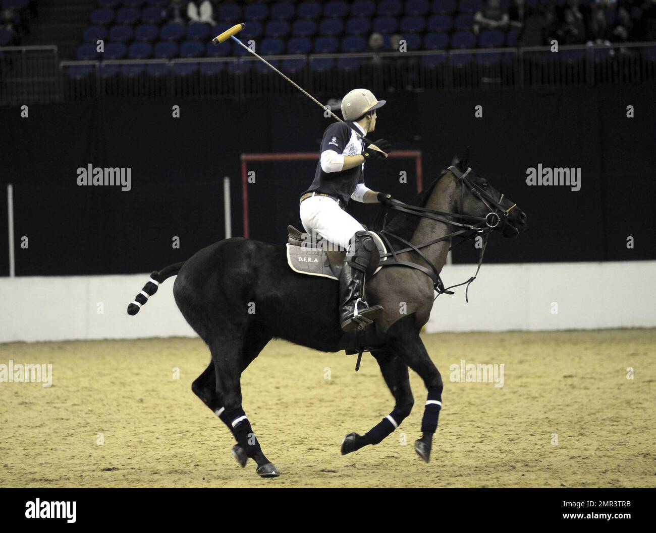 Le squadre internazionali si sfidano all'evento di polo internazionale di Gaucho presso la O2 Arena. L'evento è il primo incontro di polo al mondo al coperto e comprende Inghilterra contro Argentina, Scozia contro Sud Africa e Oxford contro Cambridge. L'evento ha anche incluso una partita di celebrità con Liz McClarnon e Charlotte Christodoulou contro Kenny Logan e Mike Bushnell. Londra, Regno Unito. 2/24/11. Foto Stock