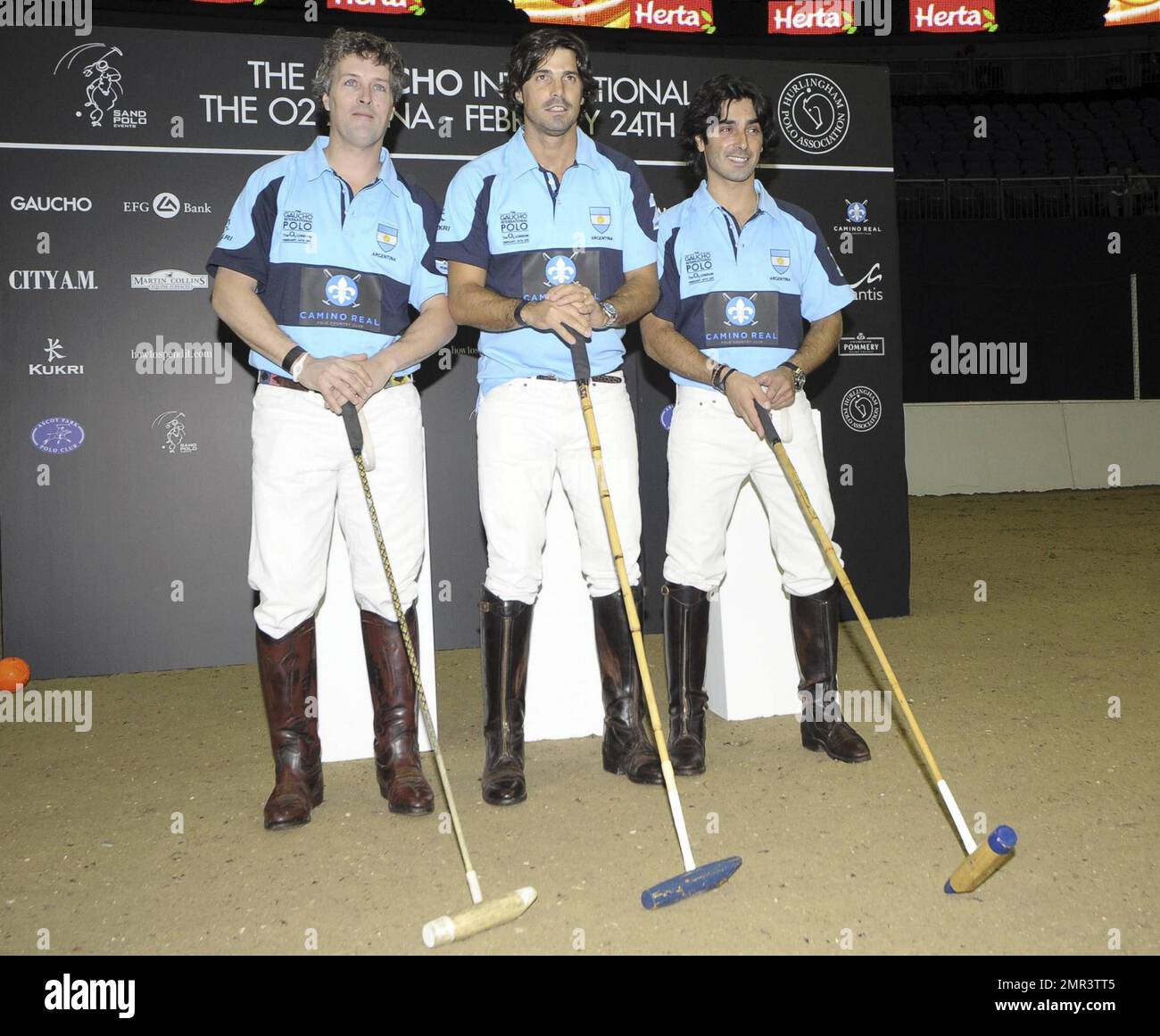 Le squadre internazionali si sfidano all'evento di polo internazionale di Gaucho presso la O2 Arena. L'evento è il primo incontro di polo al mondo al coperto e comprende Inghilterra contro Argentina, Scozia contro Sud Africa e Oxford contro Cambridge. L'evento ha anche incluso una partita di celebrità con Liz McClarnon e Charlotte Christodoulou contro Kenny Logan e Mike Bushnell. Londra, Regno Unito. 2/24/11. Foto Stock