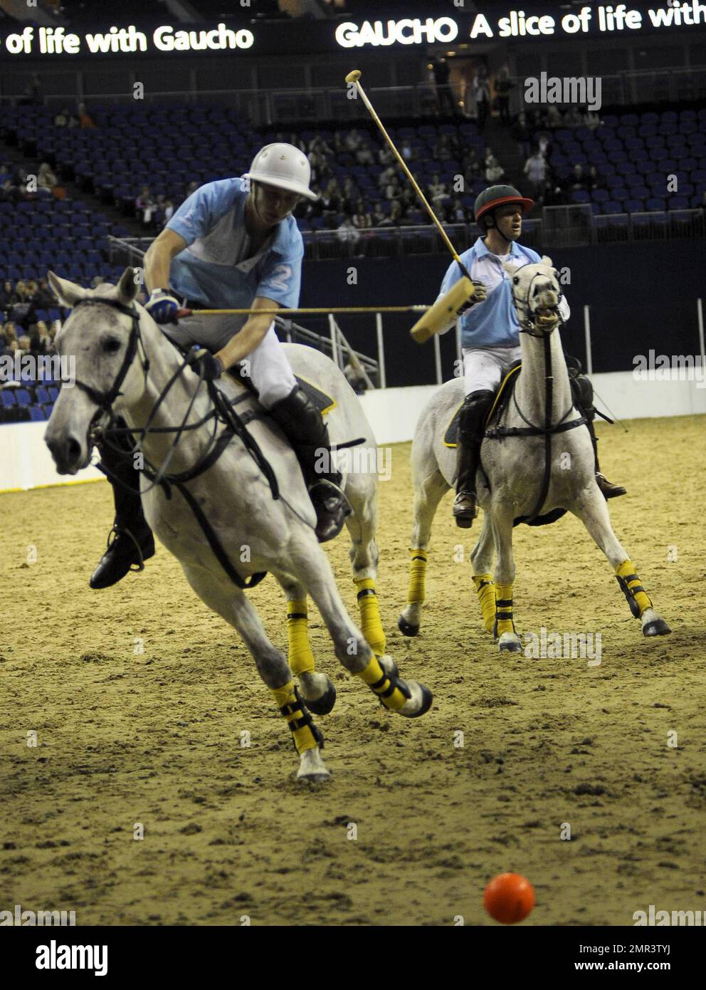 Le squadre internazionali si sfidano all'evento di polo internazionale di Gaucho presso la O2 Arena. L'evento è il primo incontro di polo al mondo al coperto e comprende Inghilterra contro Argentina, Scozia contro Sud Africa e Oxford contro Cambridge. L'evento ha anche incluso una partita di celebrità con Liz McClarnon e Charlotte Christodoulou contro Kenny Logan e Mike Bushnell. Londra, Regno Unito. 2/24/11. Foto Stock
