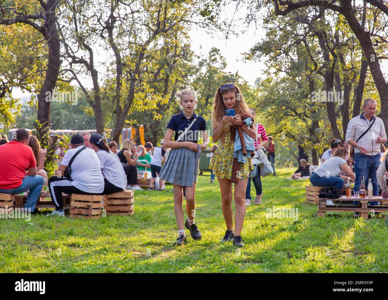 Kiev, Ucraina - 11 settembre 2021: La gente visita il Kartuli Fest Georgian Wine Party nel National Exhibition Center. Foto Stock